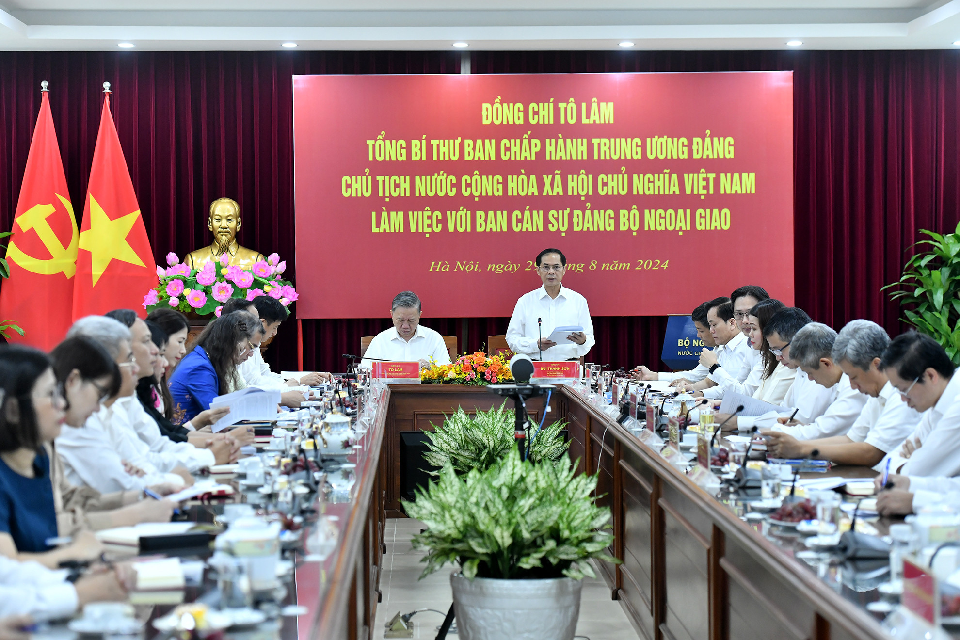 Quang cảnh buổi làm việc.