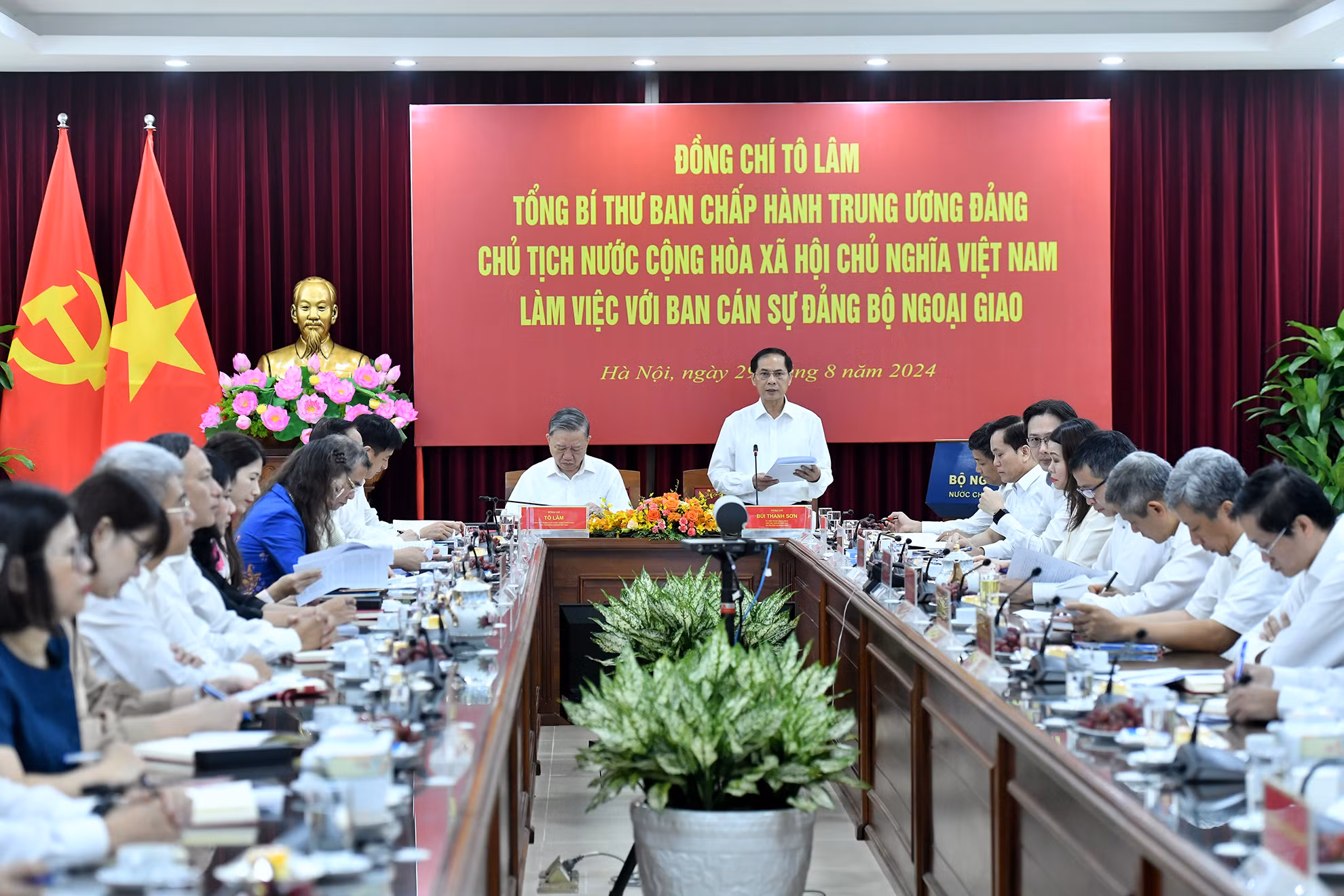 Quang cảnh buổi làm việc.