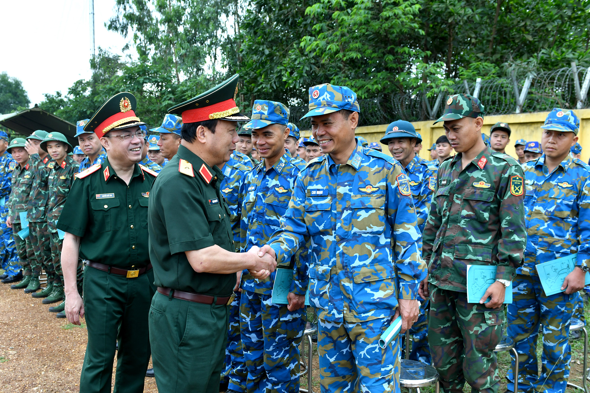 Thủ trưởng Tổng cục Hậu cần-Kỹ thuật (Bộ Quốc phòng) động viên các học viên tham dự tập huấn, huấn luyện.