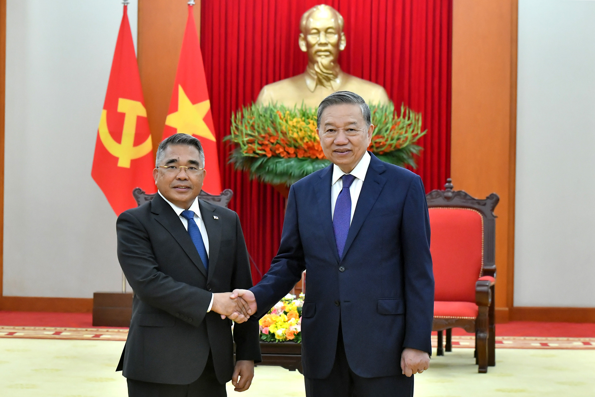 Tổng Bí thư Tô Lâm với Đại sứ Philippines Meynardo Los Banos Montealegre. Tổng Bí thư Tô Lâm với Đại sứ Philippines Meynardo Los Banos Montealegre.