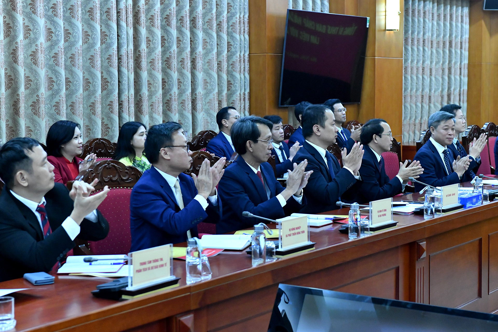 Các đại biểu tham dự buổi làm việc.