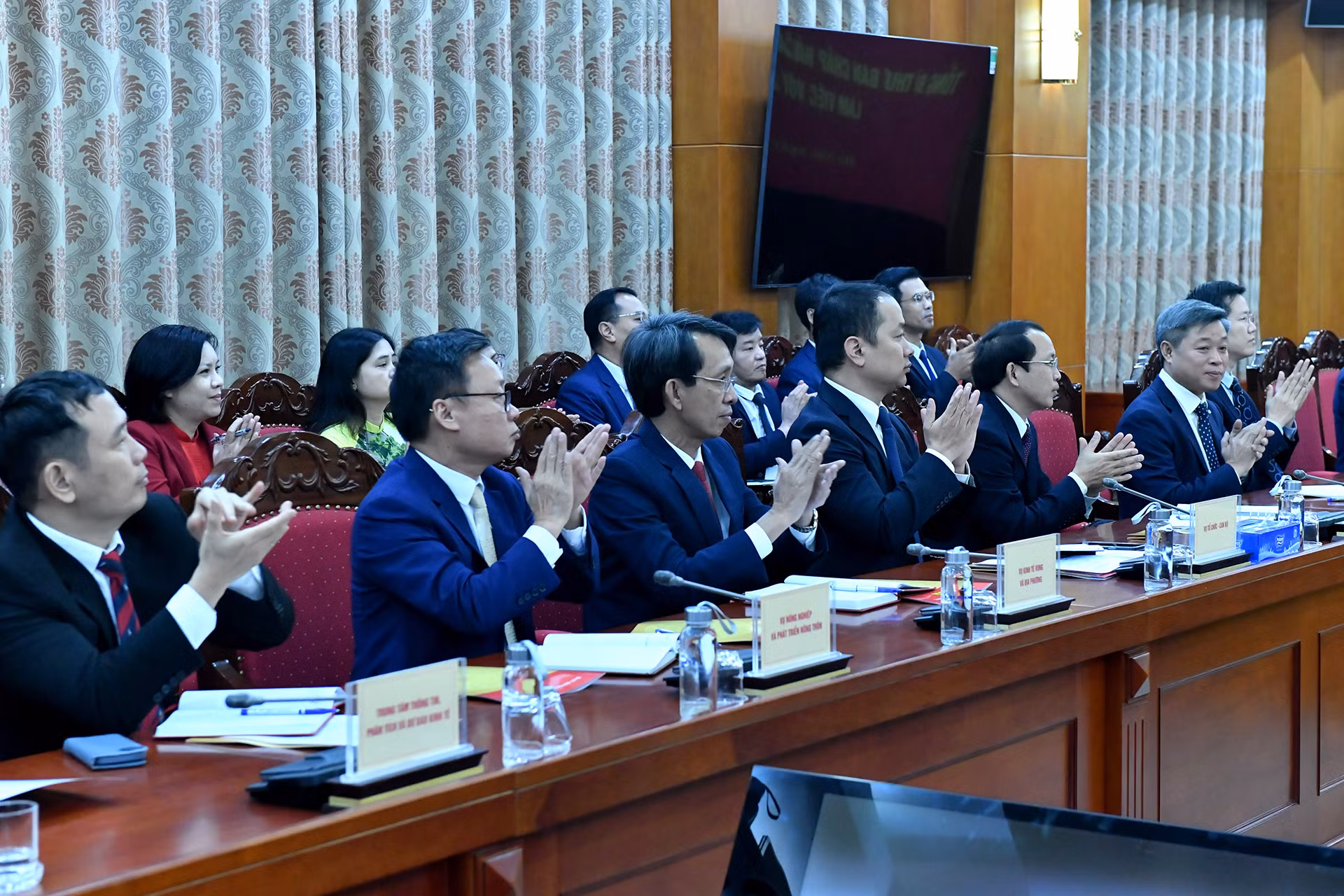 Các đại biểu tham dự buổi làm việc.