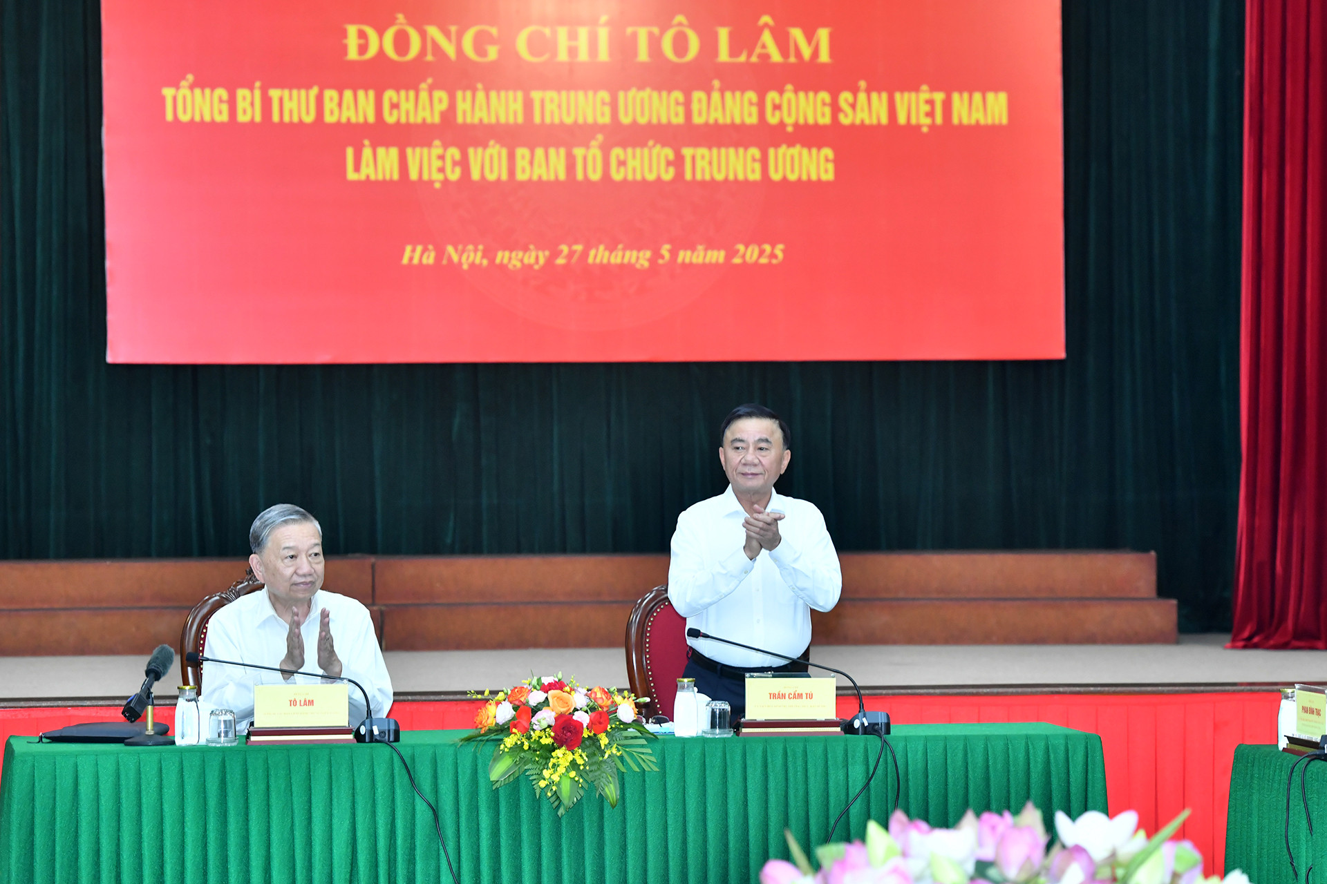 Đồng chí Trần Cẩm Tú, Ủy viên Bộ Chính trị, Thường trực Ban Bí thư đồng chủ trì buổi làm việc.