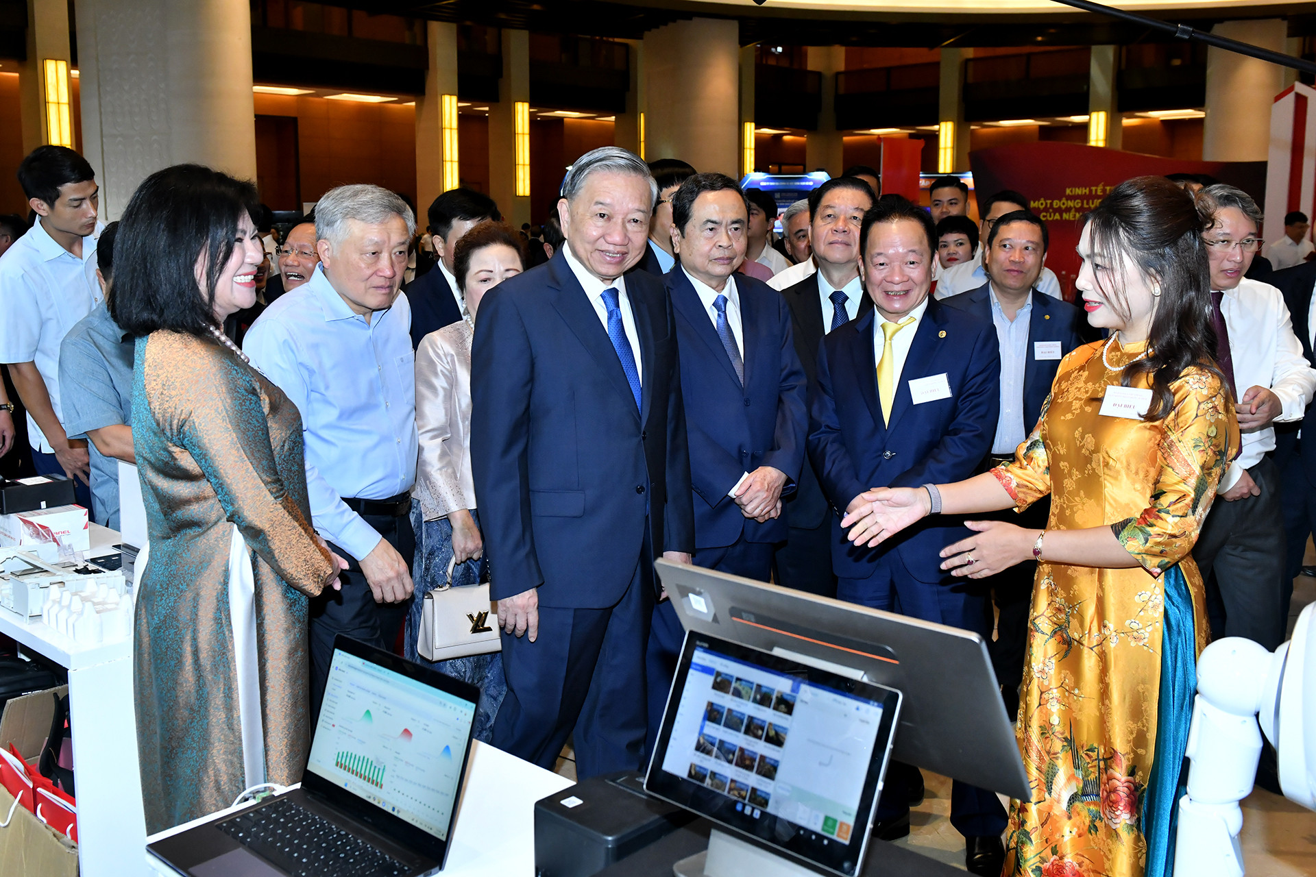 [Ảnh] Tổng Bí thư Tô Lâm tham quan triển lãm những thành tựu trong phát triển kinh tế tư nhân ảnh 3