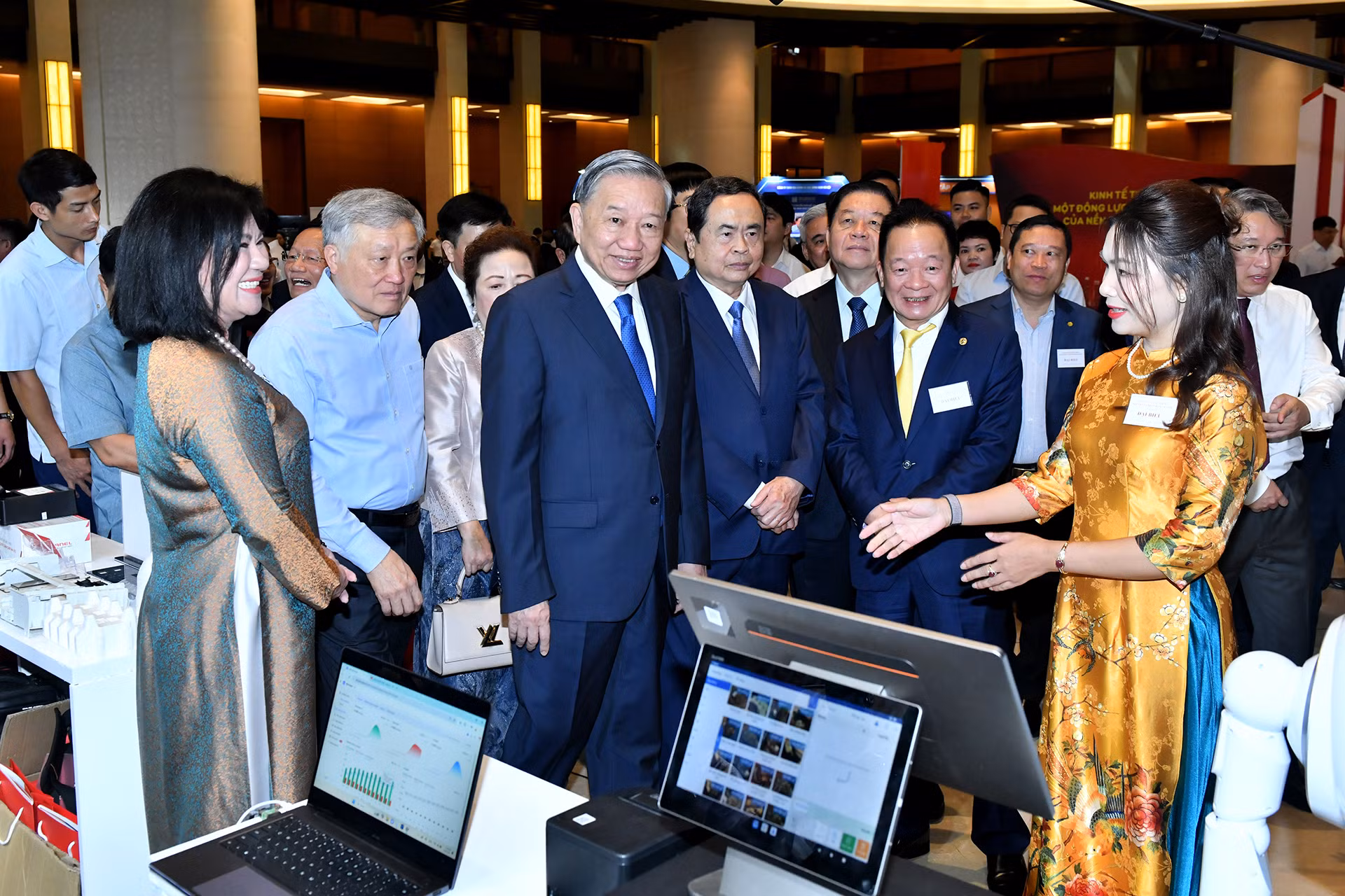 [Ảnh] Tổng Bí thư Tô Lâm tham quan triển lãm những thành tựu trong phát triển kinh tế tư nhân ảnh 3