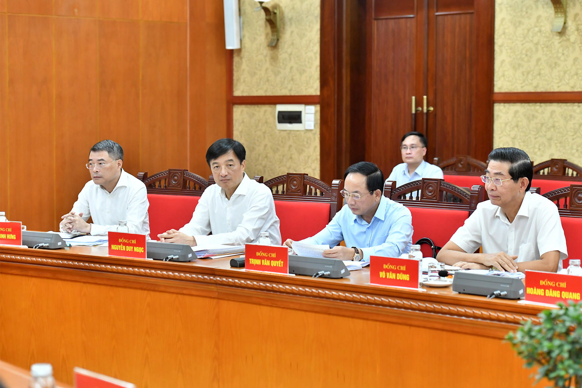 Các đồng chí thành viên Tiểu ban Điều lệ Đảng tham dự cuộc họp.