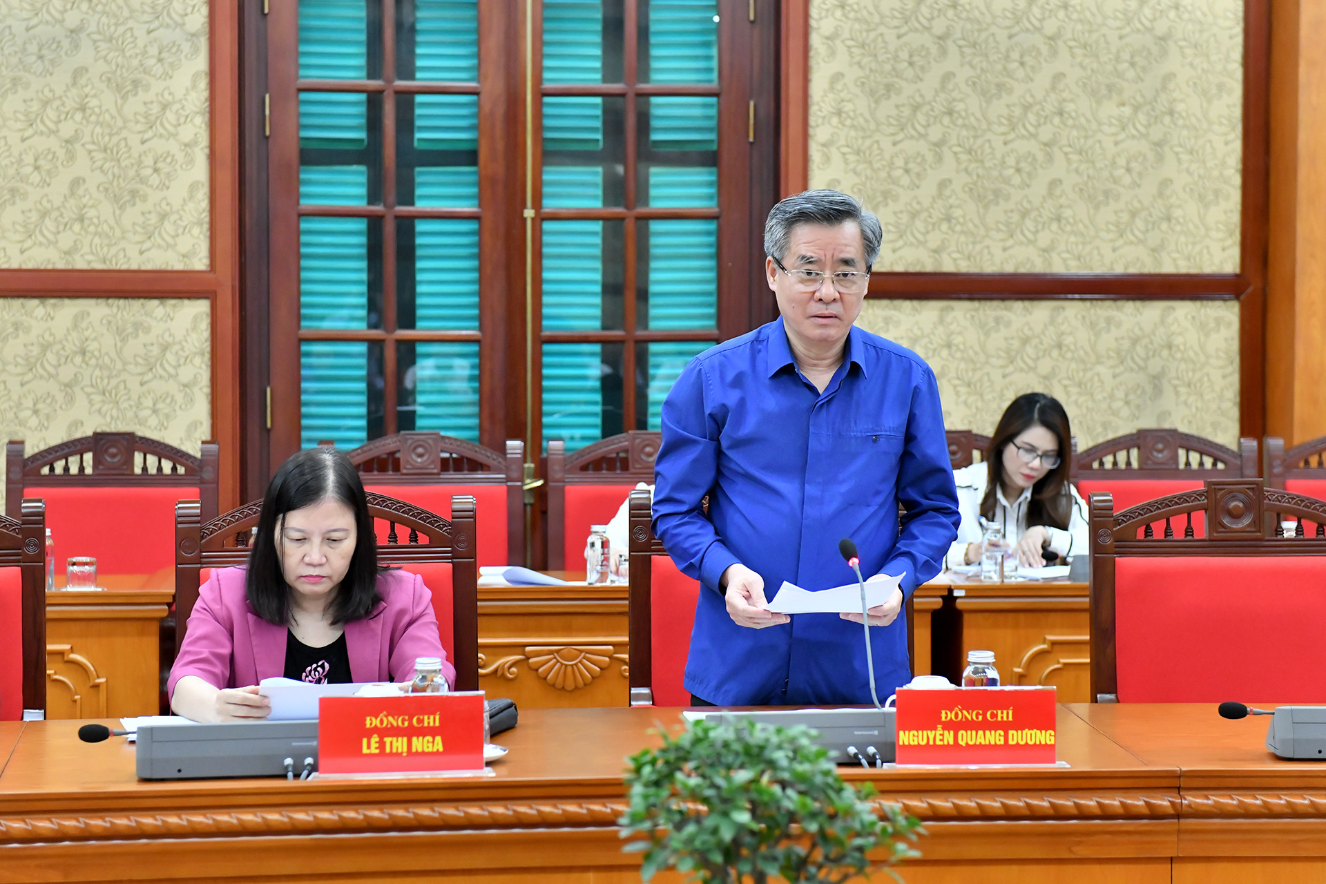 Đồng chí Nguyễn Quang Dương, Ủy viên Trung ương Đảng, Phó Trưởng ban Tổ chức Trung ương trình bày báo cáo tại cuộc họp.