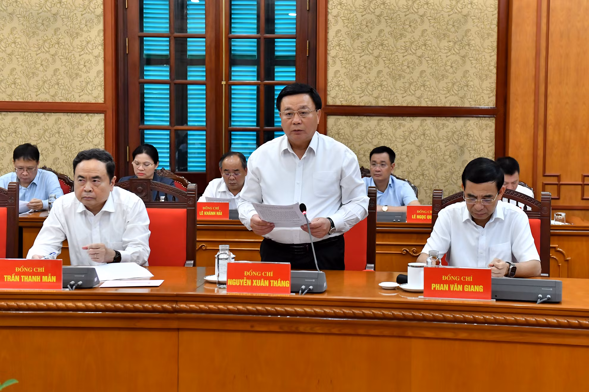 Đồng chí Nguyễn Xuân Thắng, Giám đốc Học viện Chính trị quốc gia Hồ Chí Minh, Chủ tịch Hội đồng Lý luận Trung ương, trình bày báo cáo tại phiên họp.