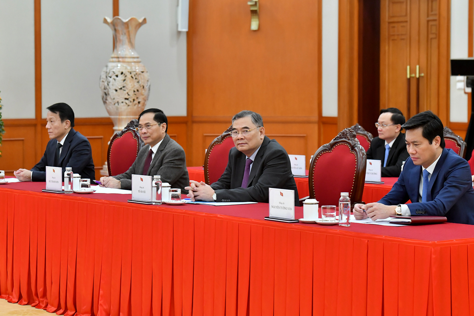 Các đại biểu tham dự cuộc điện đàm.