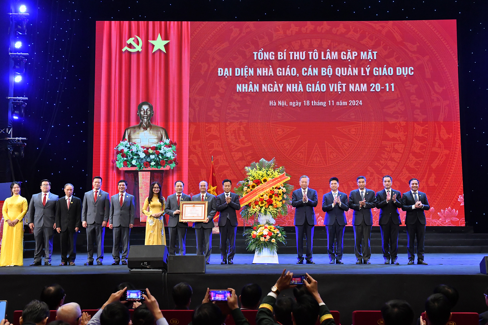 Tổng Bí thư Tô Lâm tặng hoa, chúc mừng các thầy, cô giáo nhân dịp 20/11.