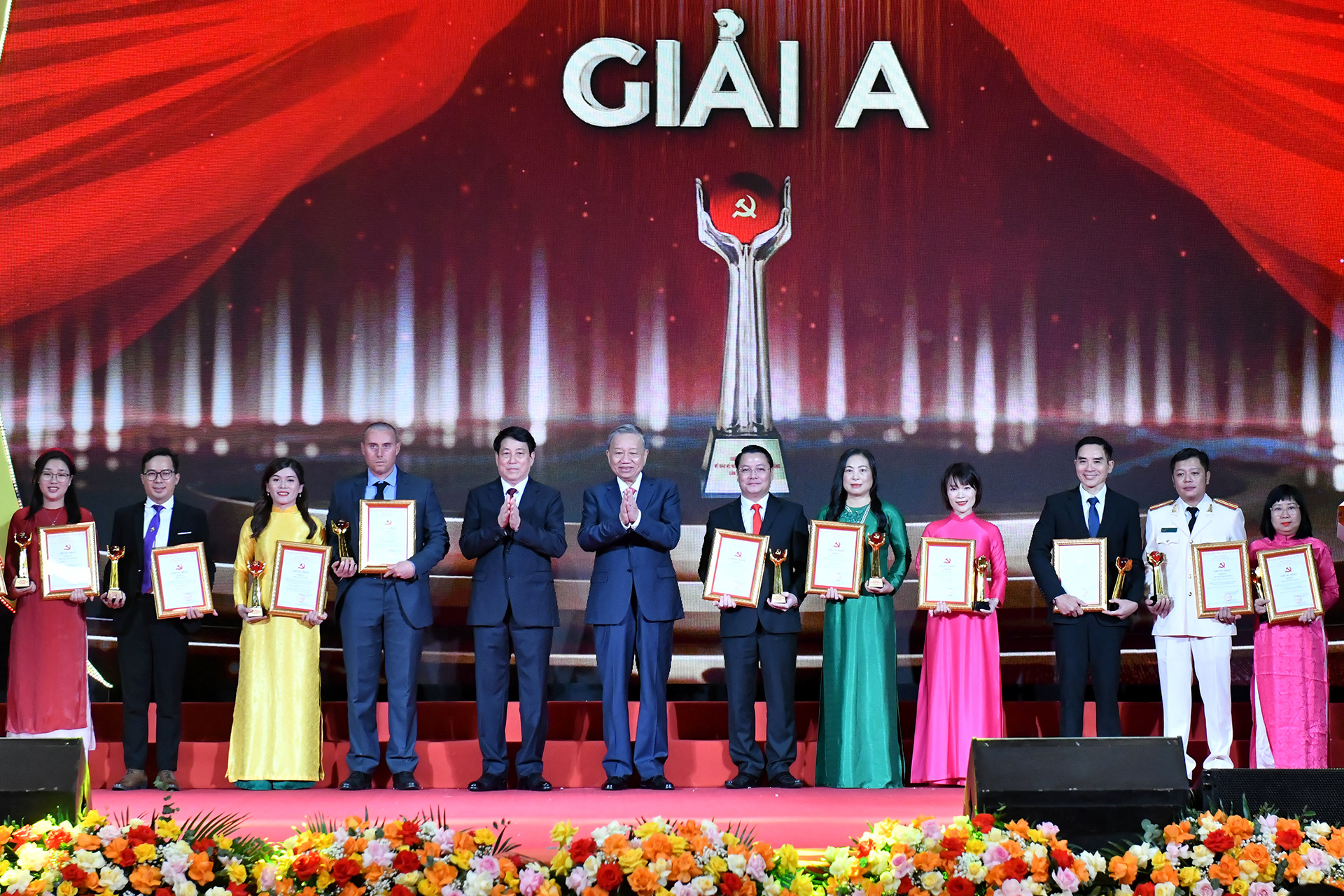 Tổng Bí thư, Chủ tịch nước Tô Lâm và Thường trực Ban Bí thư Lương Cường, Trưởng Ban Chỉ đạo 35 Trung ương trao giải A tặng các tác giả, nhóm tác giả. Tổng Bí thư, Chủ tịch nước Tô Lâm và Thường trực Ban Bí thư Lương Cường, Trưởng Ban Chỉ đạo 35 Trung ương trao giải A tặng các tác giả, nhóm tác giả.