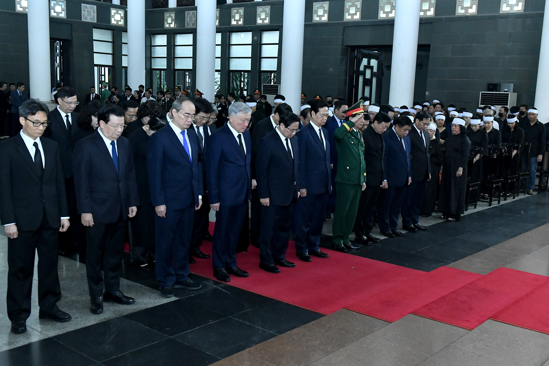 Đoàn Chính phủ do đồng chí Phạm Minh Chính, Ủy viên Bộ Chính trị, Thủ tướng Chính phủ làm Trưởng đoàn viếng đồng chí Trần Đức Lương.