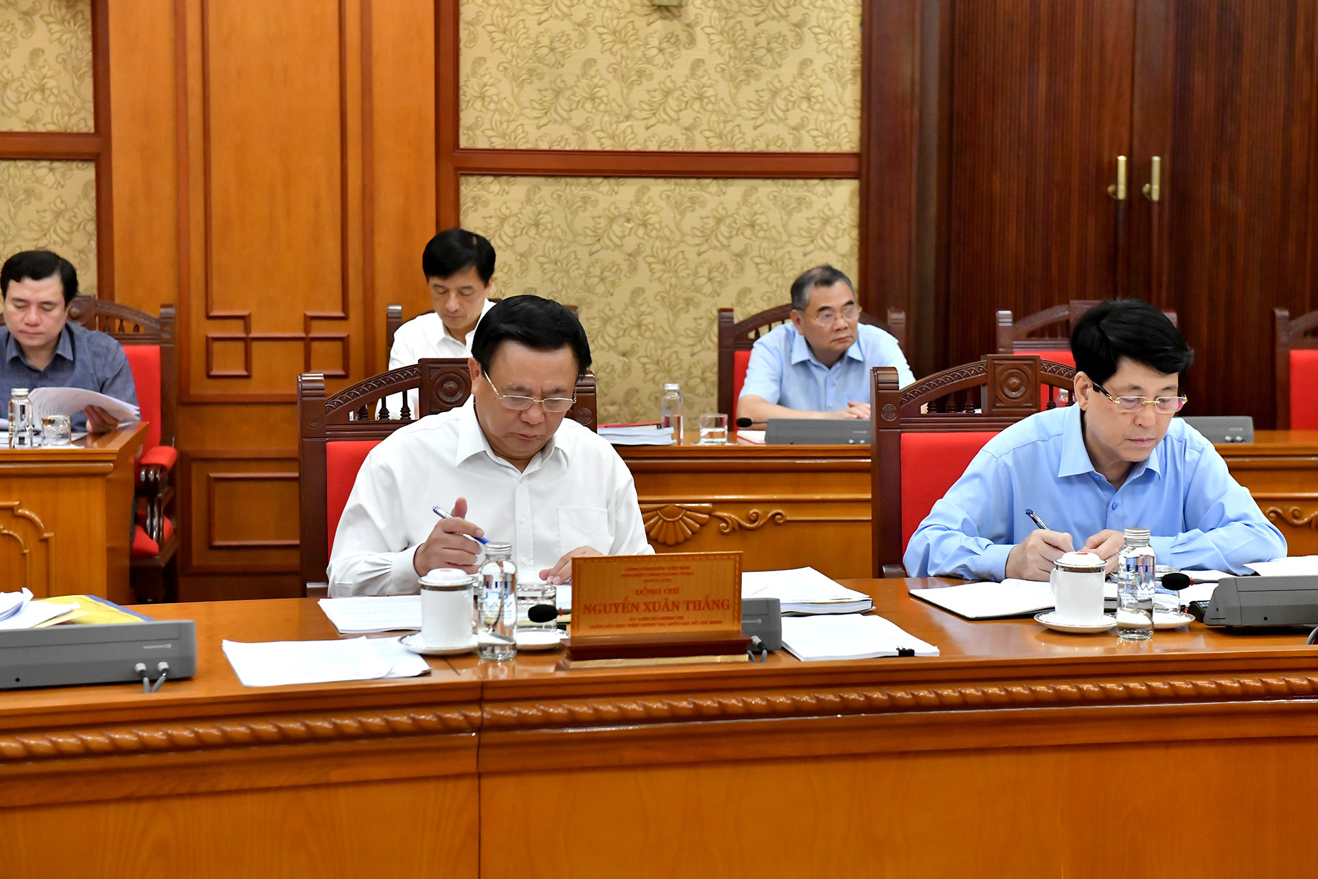 Các đồng chí lãnh đạo Đảng, Nhà nước tham dự cuộc họp.