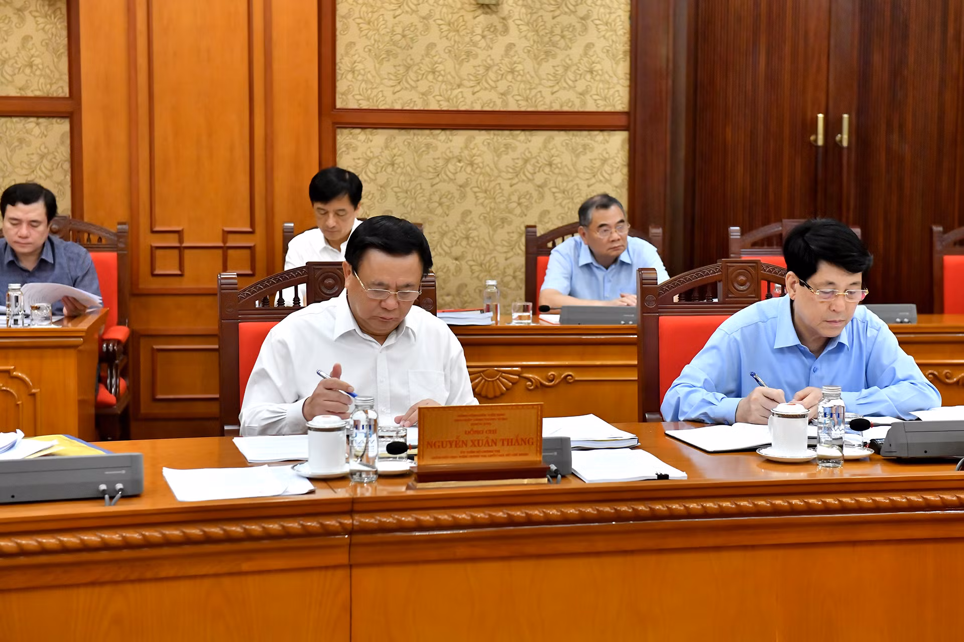 Các đồng chí lãnh đạo Đảng, Nhà nước tham dự cuộc họp.