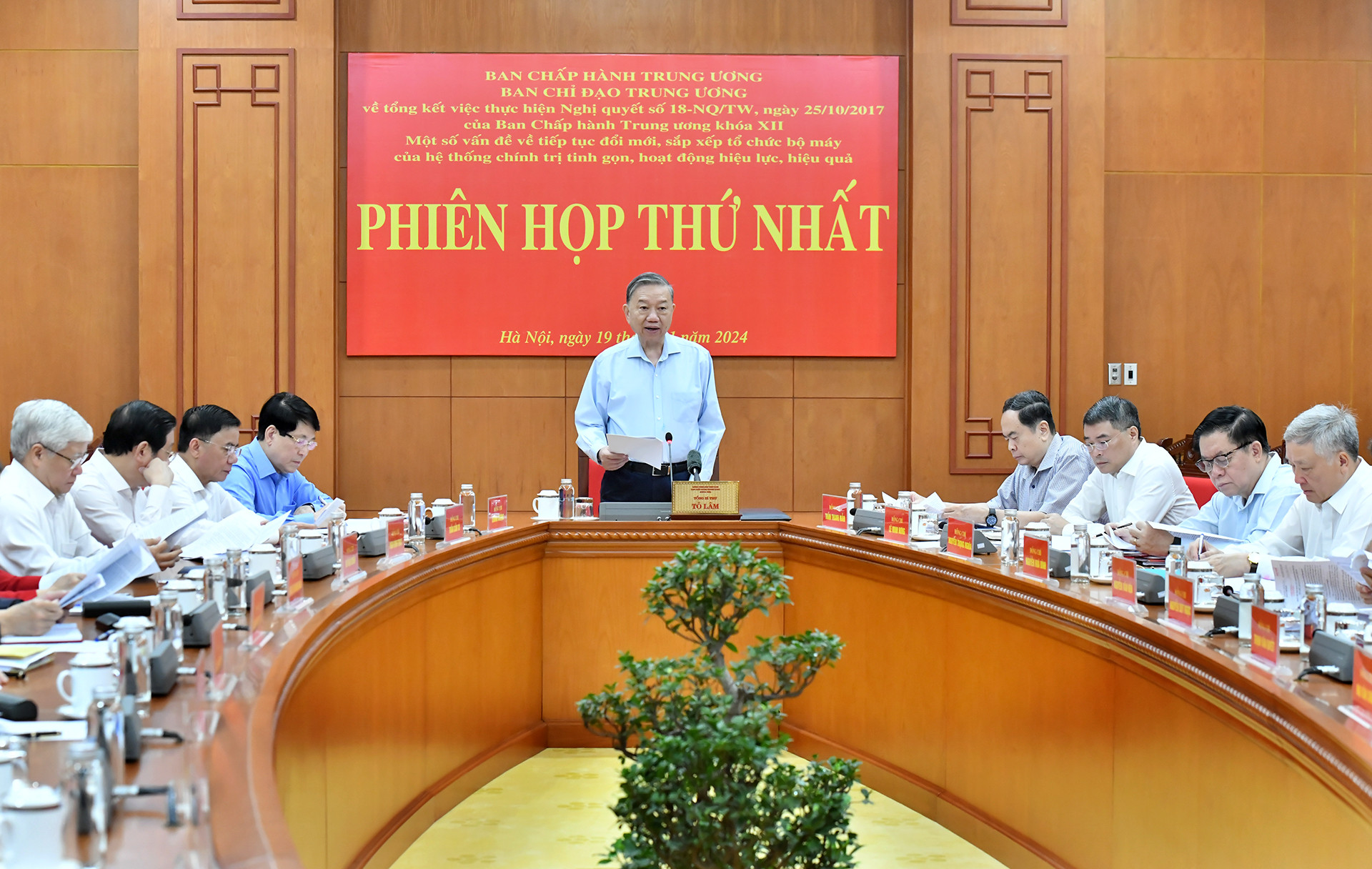 Tổng Bí thư Tô Lâm chủ trì Phiên họp thứ nhất Ban Chỉ đạo Trung ương tổng kết việc thực hiện Nghị quyết số 18-NQ/TW, ngày 25/10/2017 của Ban Chấp hành Trung ương khóa XII về một số vấn đề về tiếp tục đổi mới, sắp xếp tổ chức bộ máy của hệ thống chính trị tinh gọn, hoạt động hiệu lực, hiệu quả.