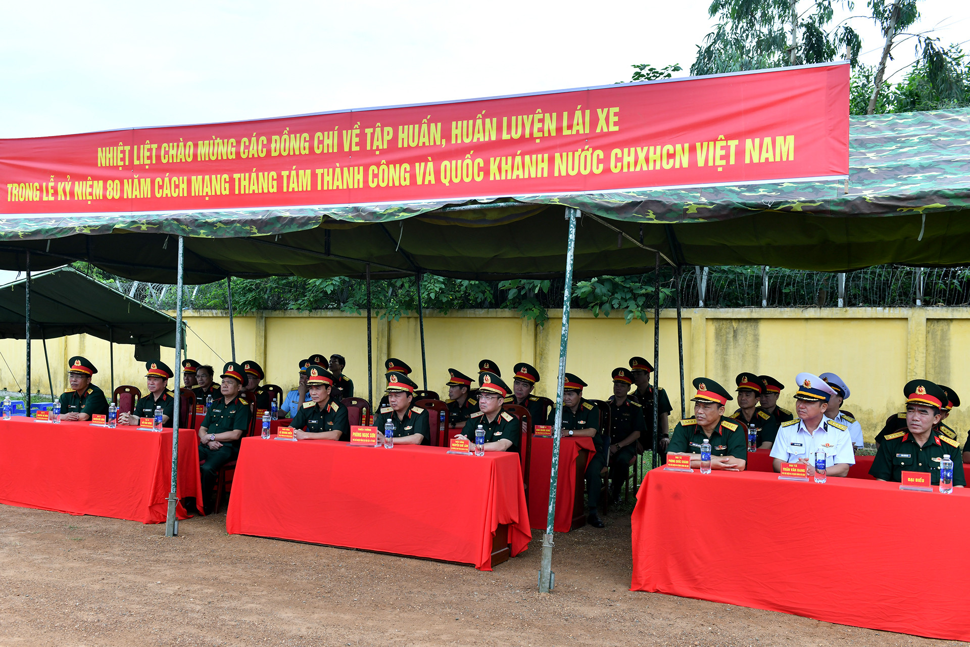 Thủ trưởng Tổng cục Hậu cần-Kỹ thuật (Bộ Quốc phòng) và các đại biểu tham dự tập huấn, huấn luyện.