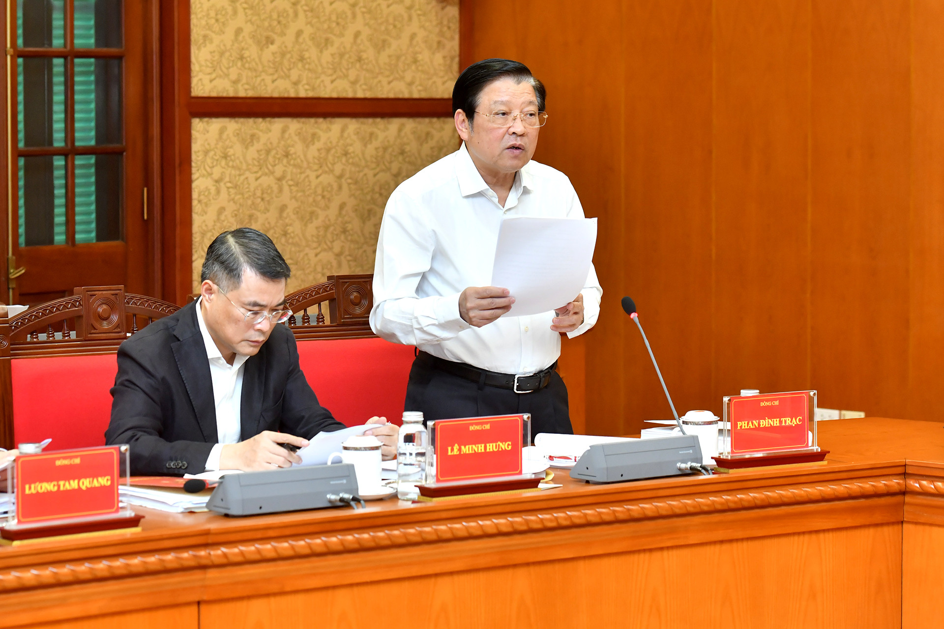 Đồng chí Phan Đình Trạc, Ủy viên Bộ Chính trị, Bí thư Trung ương Đảng, Trưởng Ban Nội chính Trung ương trình bày báo cáo tại cuộc họp. Đồng chí Phan Đình Trạc, Ủy viên Bộ Chính trị, Bí thư Trung ương Đảng, Trưởng Ban Nội chính Trung ương trình bày báo cáo tại cuộc họp.