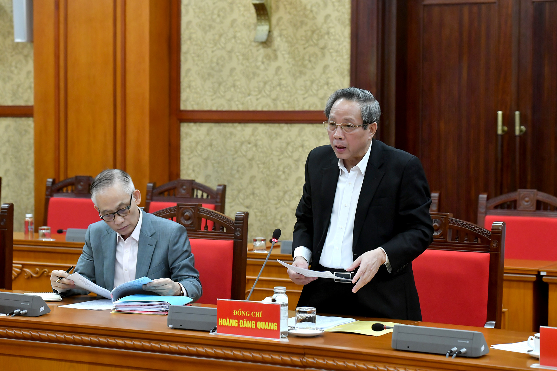 Đồng chí Hoàng Đăng Quang, Ủy viên Trung ương Đảng, Phó Trưởng ban Thường trực Ban Tổ chức Trung ương trình bày báo cáo tại cuộc họp.