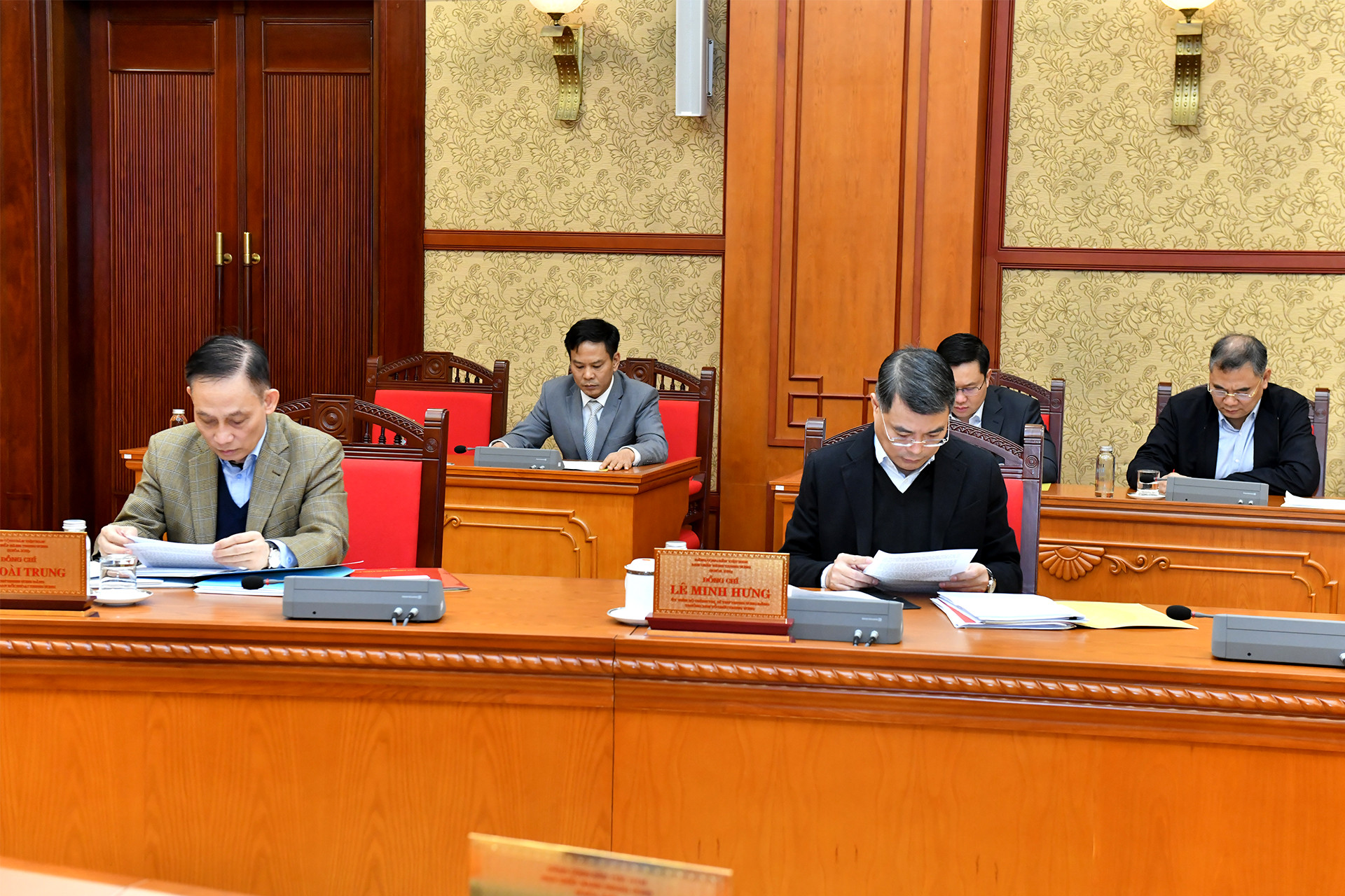 Các đồng chí lãnh đạo Đảng, Nhà nước và các đại biểu tham dự hội nghị.