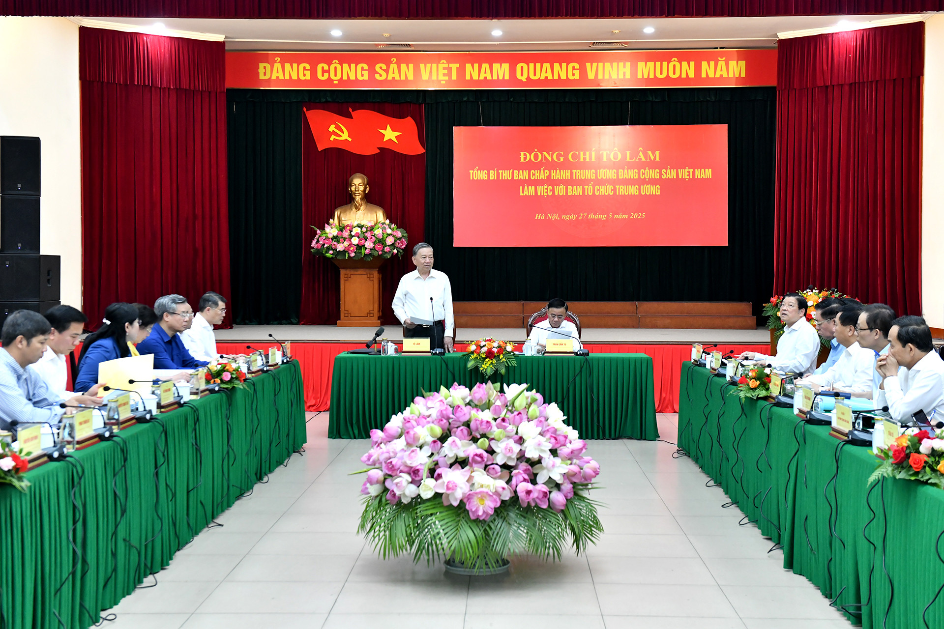 Quang cảnh buổi làm việc.