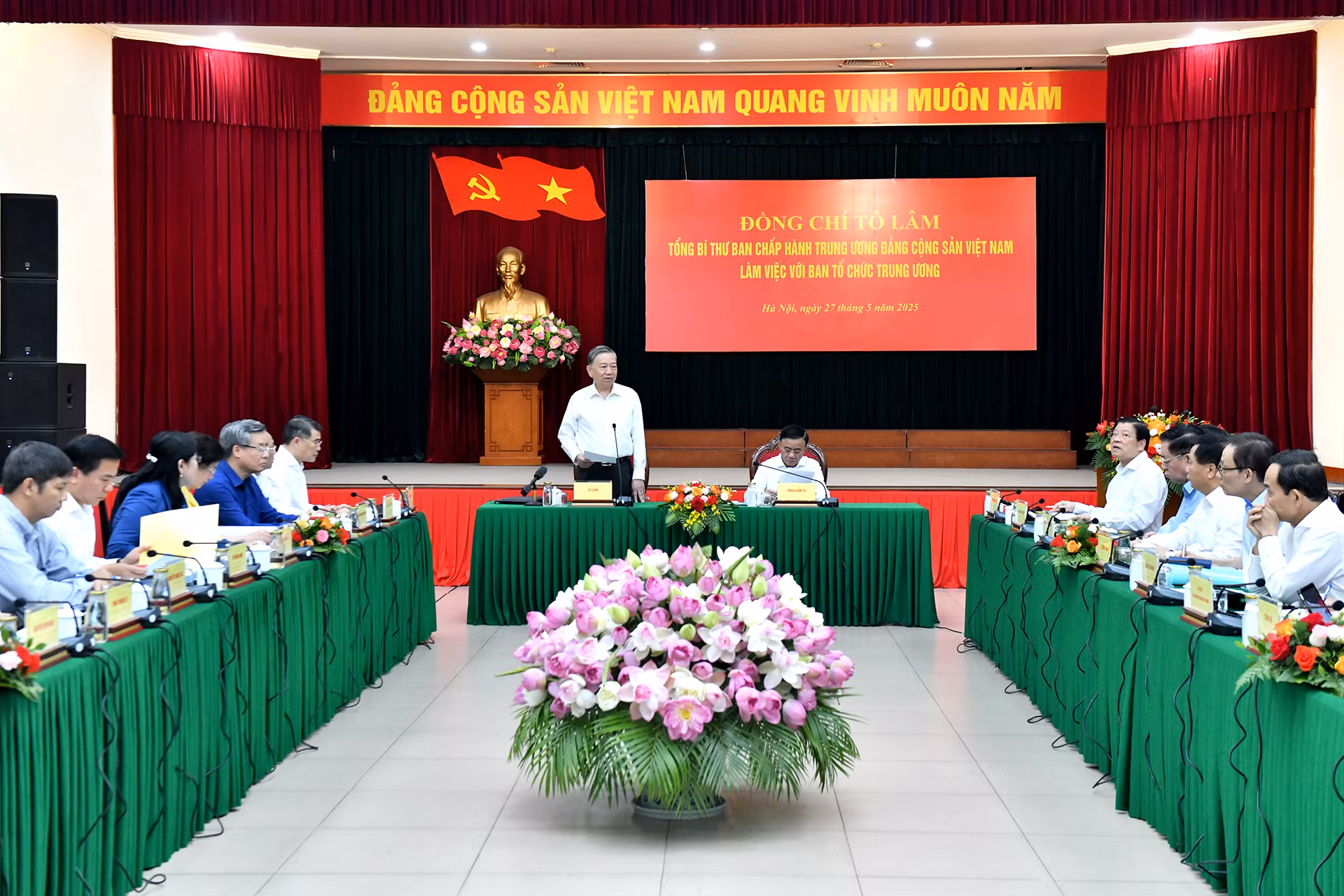 Quang cảnh buổi làm việc.
