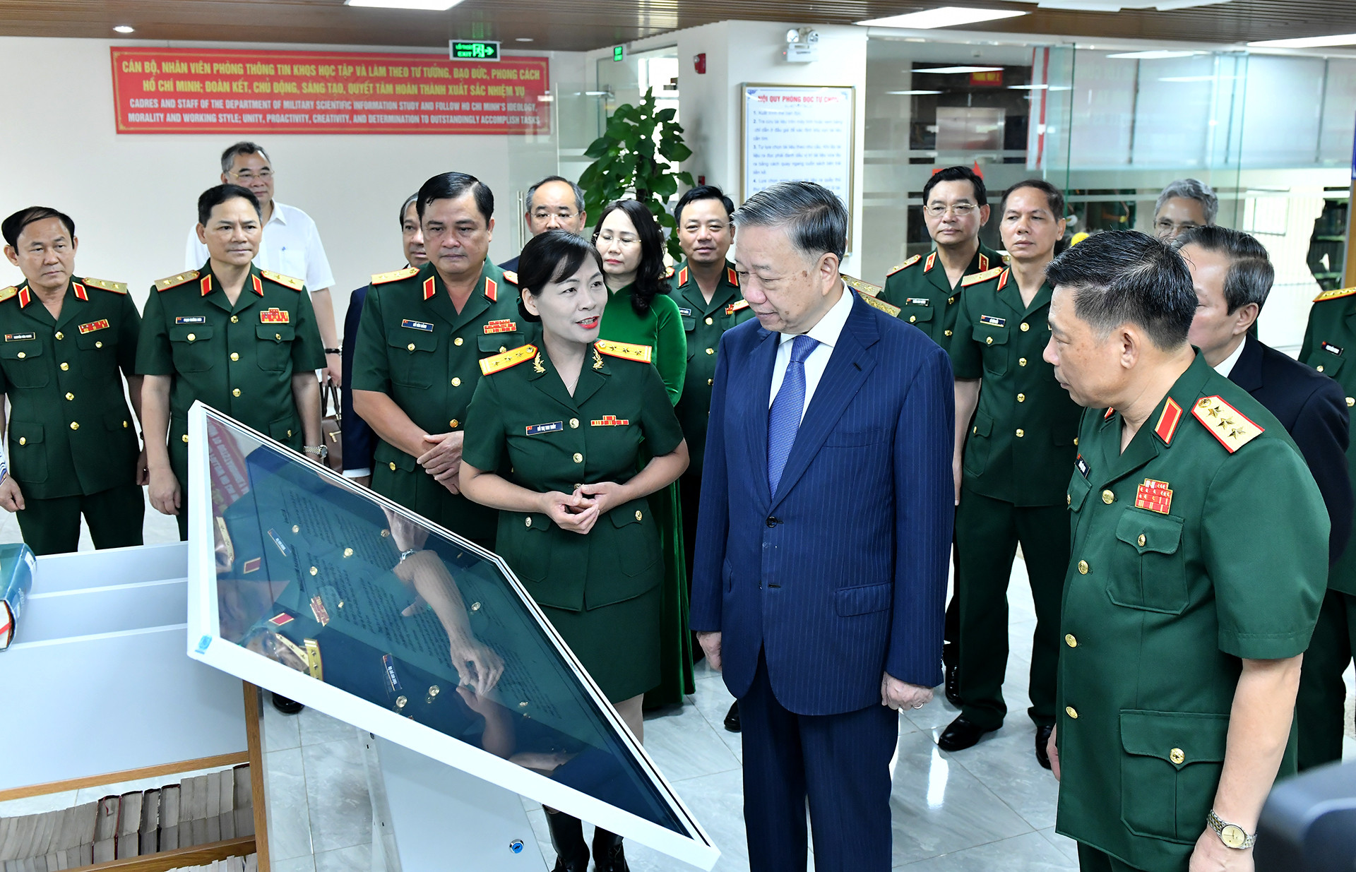 Tổng Bí thư, Chủ tịch nước Tô Lâm tham quan thư viện của Học viện Quốc phòng.