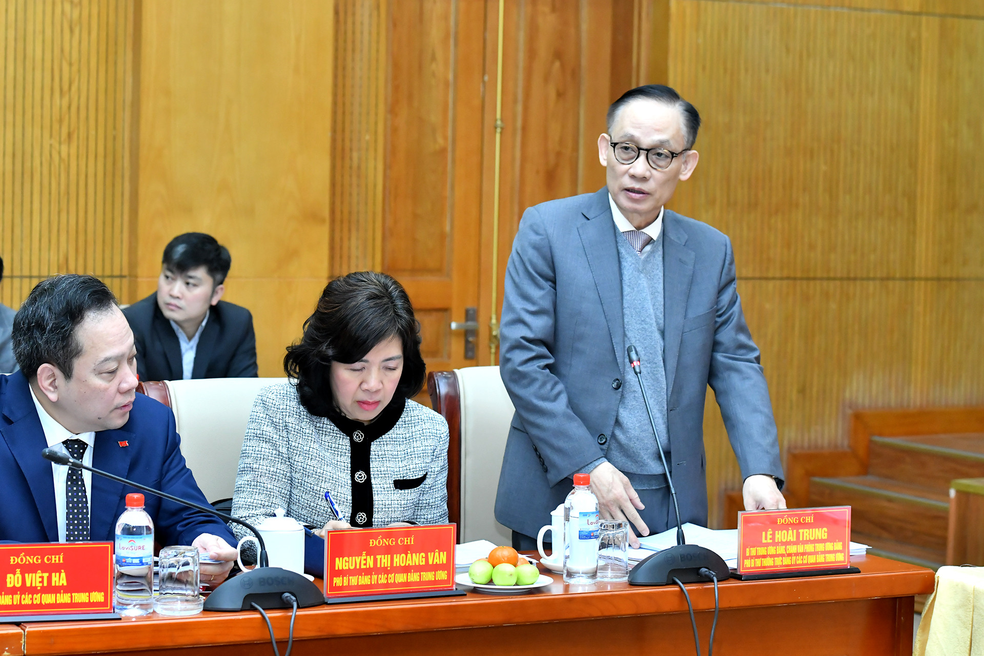 Đồng chí Lê Hoài Trung, Bí thư Trung ương Đảng, Chánh Văn phòng Trung ương, Phó Bí thư Thường trực Đảng uỷ các cơ quan Đảng Trung ương phát biểu tại hội nghị.