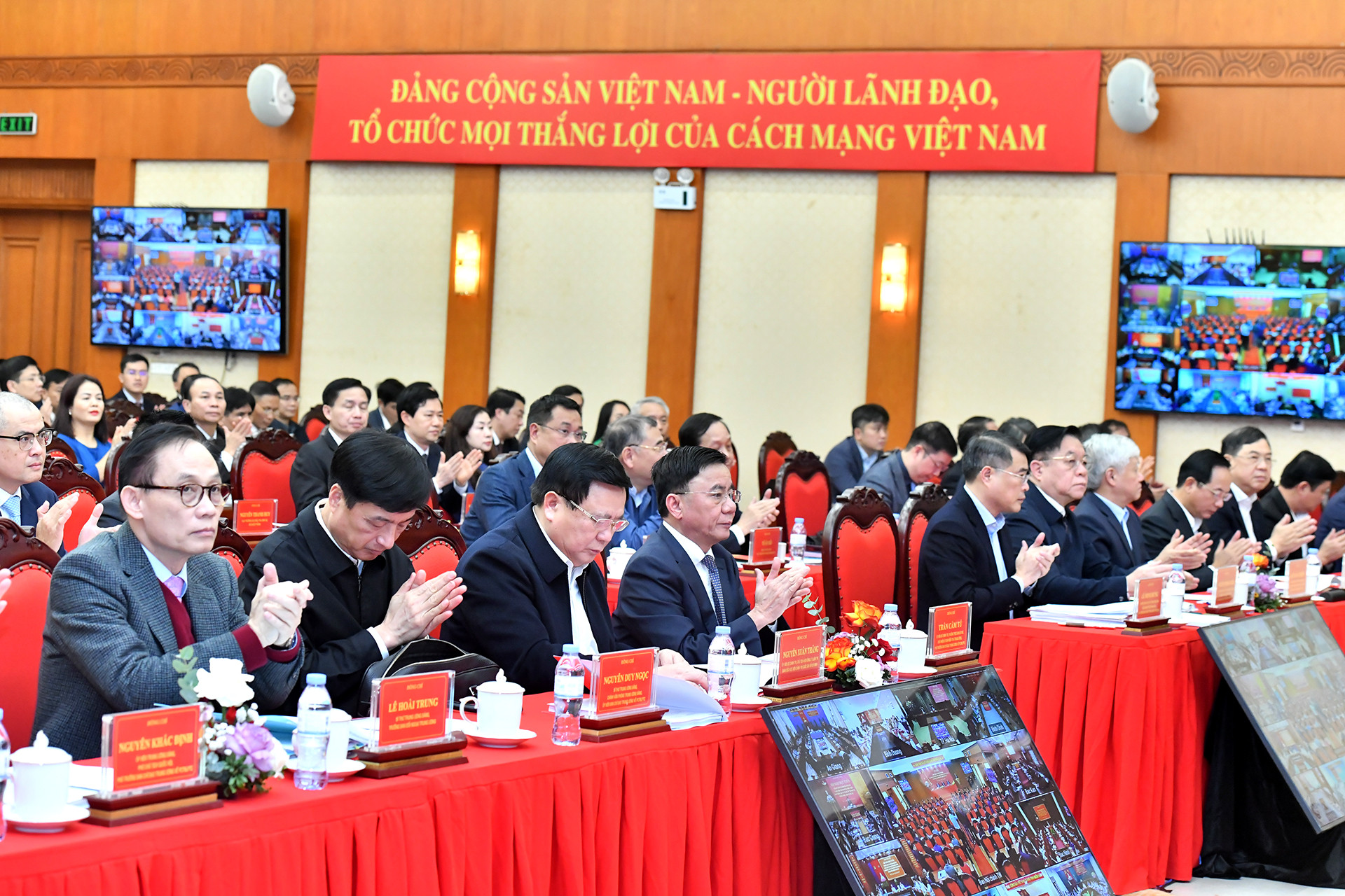 Các đồng chí lãnh đạo Đảng, Nhà nước và các đại biểu tham dự hội nghị.