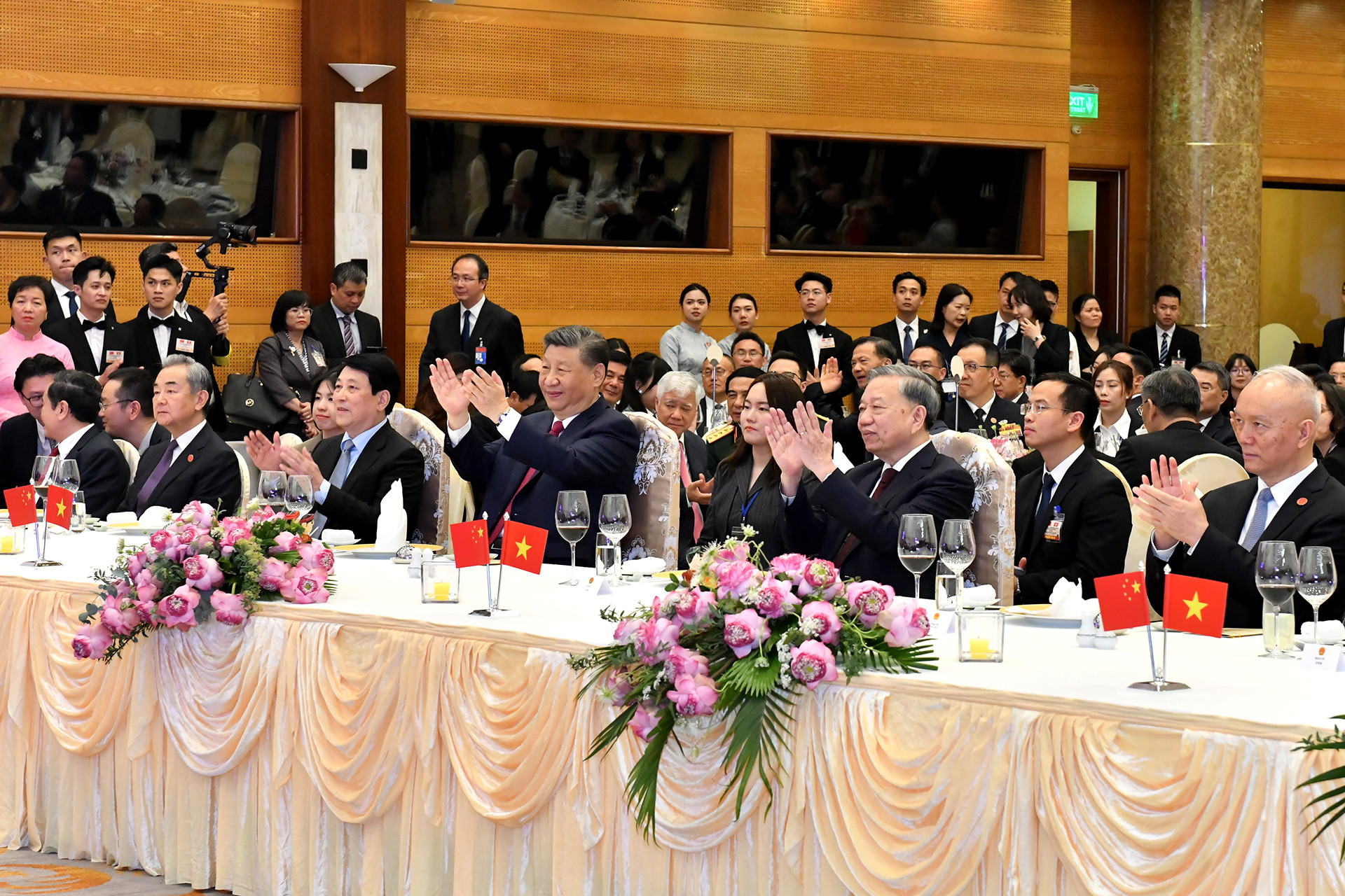 Tổng Bí thư Tô Lâm, Chủ tịch nước Lương Cường và Tổng Bí thư, Chủ tịch Trung Quốc Tập Cận Bình cùng các đại biểu tham dự tiệc chiêu đãi.