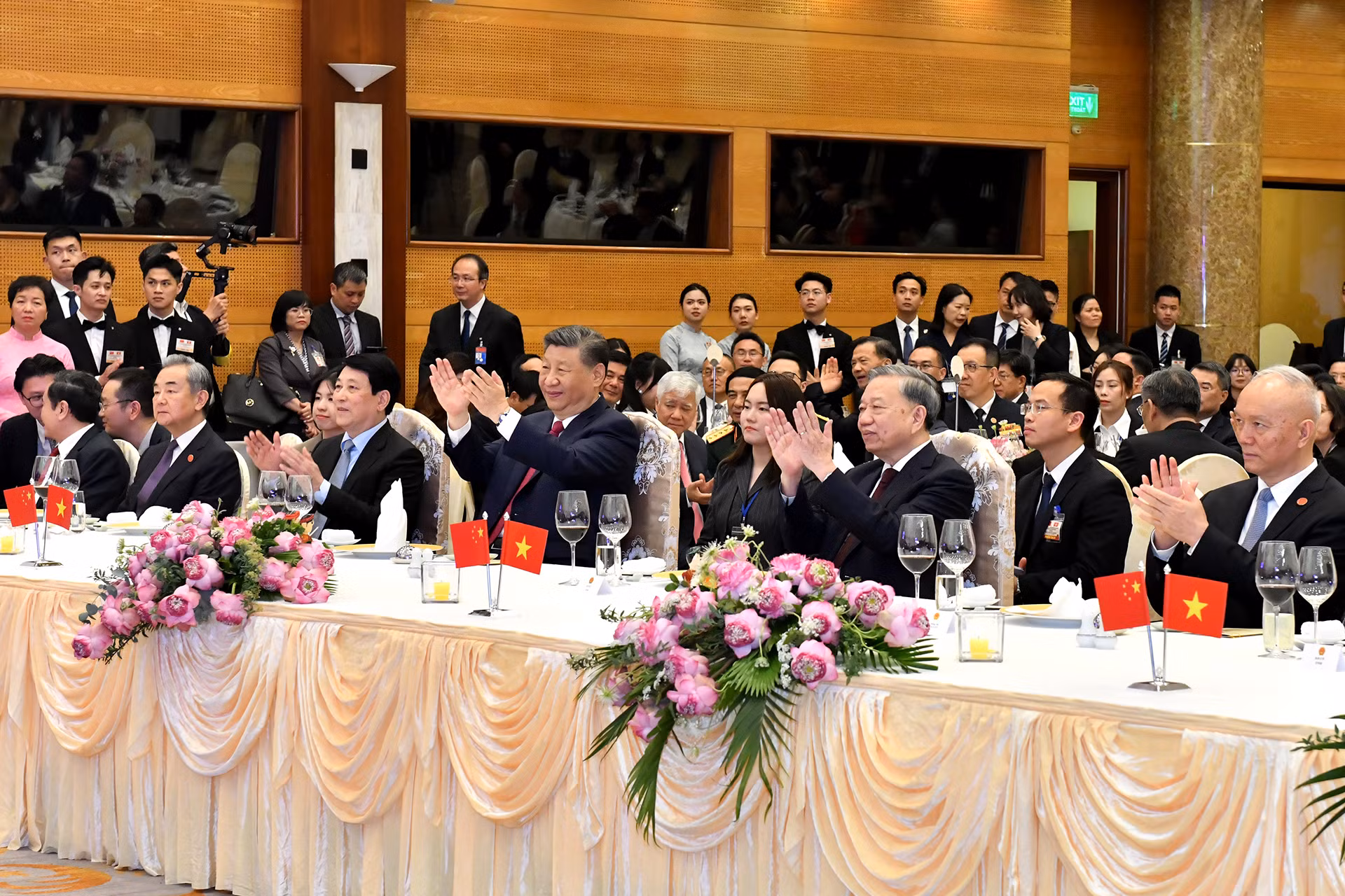 Tổng Bí thư Tô Lâm, Chủ tịch nước Lương Cường và Tổng Bí thư, Chủ tịch Trung Quốc Tập Cận Bình cùng các đại biểu tham dự tiệc chiêu đãi.