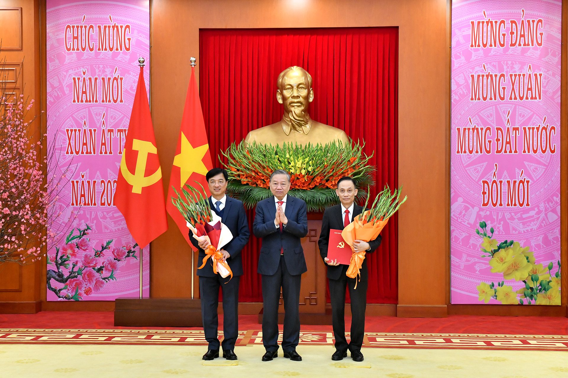 Tổng Bí thư Tô Lâm chúc mừng đồng chí Nguyễn Duy Ngọc hoàn thành xuất sắc cương vị Chánh Văn phòng Trung ương Đảng, được bầu giữ chức Ủy viên Bộ Chính trị và Chủ nhiệm Ủy ban Kiểm tra Trung ương; trao Quyết định về chức năng, nhiệm vụ, tổ chức bộ máy của Văn phòng Trung ương Đảng và chúc mừng đồng chí Lê Hoài Trung, Bí thư Trung ương Đảng được bổ nhiệm giữ chức Chánh văn phòng Trung ương Đảng.