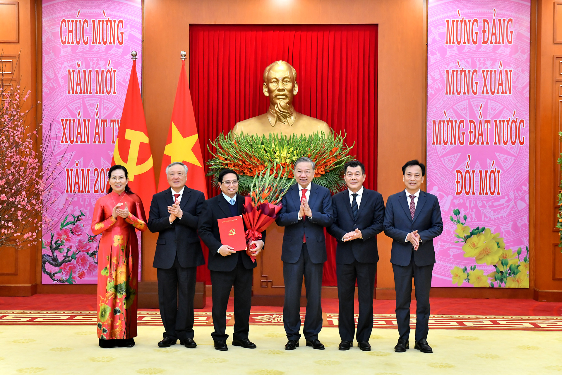 Tổng Bí thư Tô Lâm trao Quyết định thành lập Đảng bộ, tổ chức bộ máy, chức năng nhiệm vụ và chỉ định Bí thư, các Phó Bí thư Đảng ủy Chính phủ nhiệm kỳ 2020-2025.