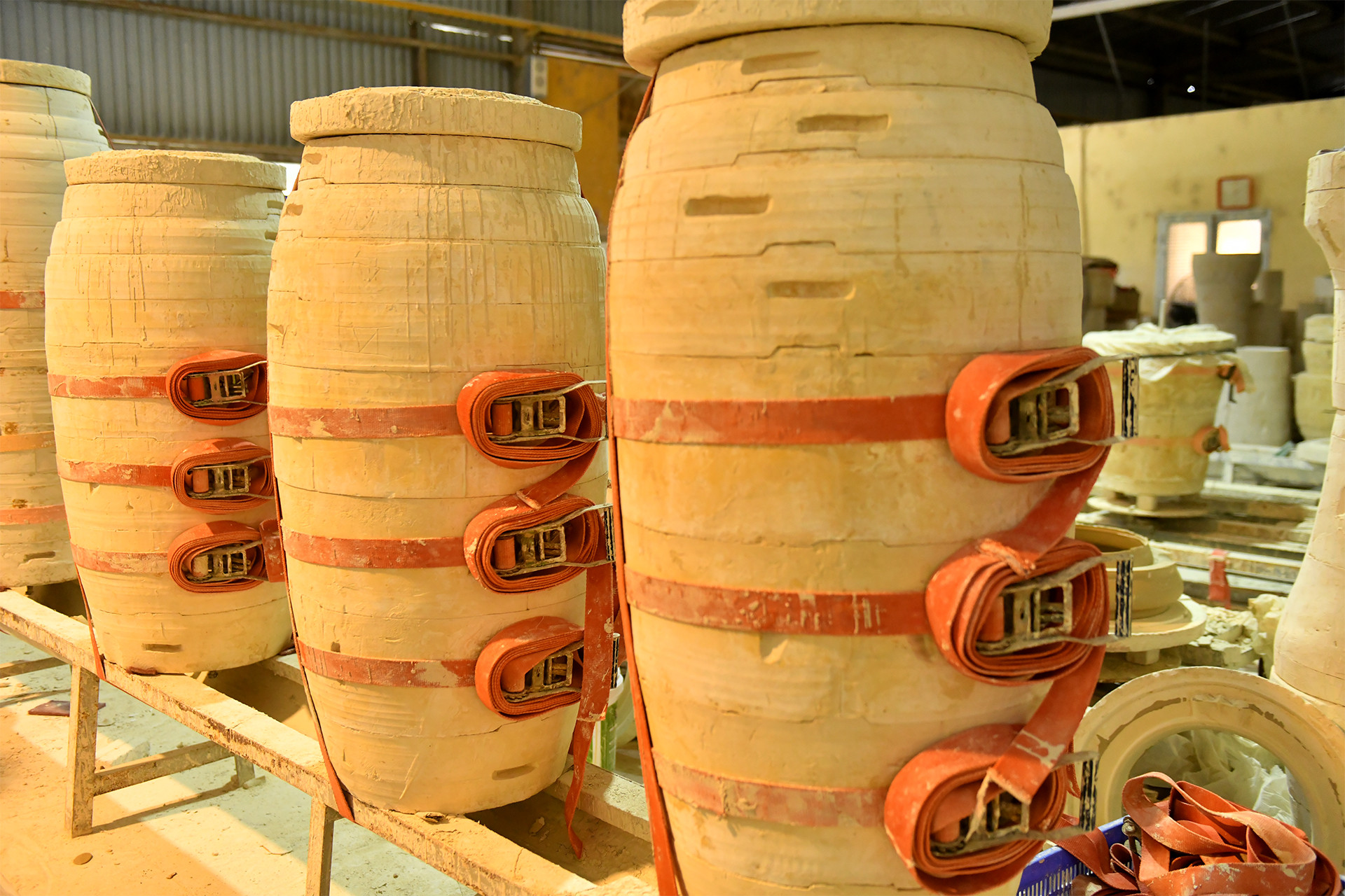 Công đoạn định hình cốt gốm.