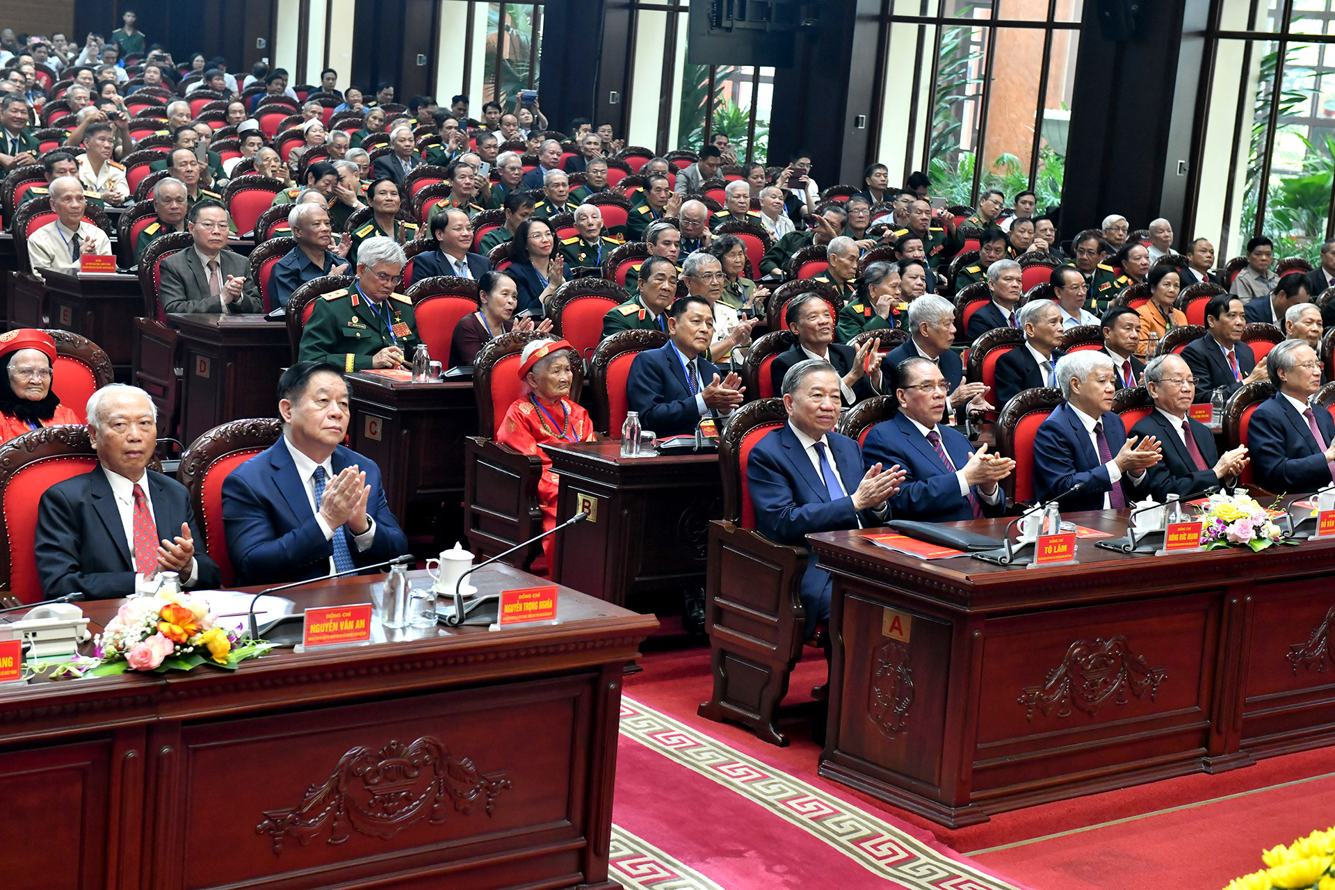 Tổng Bí thư Tô Lâm với các đồng chí lãnh đạo, nguyên lãnh đạo Đảng, Nhà nước và các đại biểu tham dự chương trình.