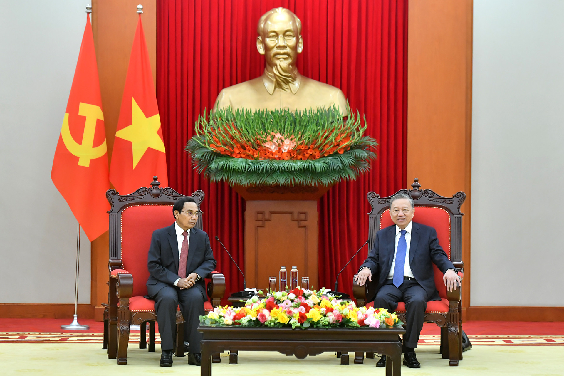 Tổng Bí thư Tô Lâm tiếp đồng chí Bounthon Chitmany, Ủy viên Bộ Chính trị, Thường trực Ban Bí thư Đảng Nhân dân cách mạng Lào, Phó Chủ tịch nước Lào.