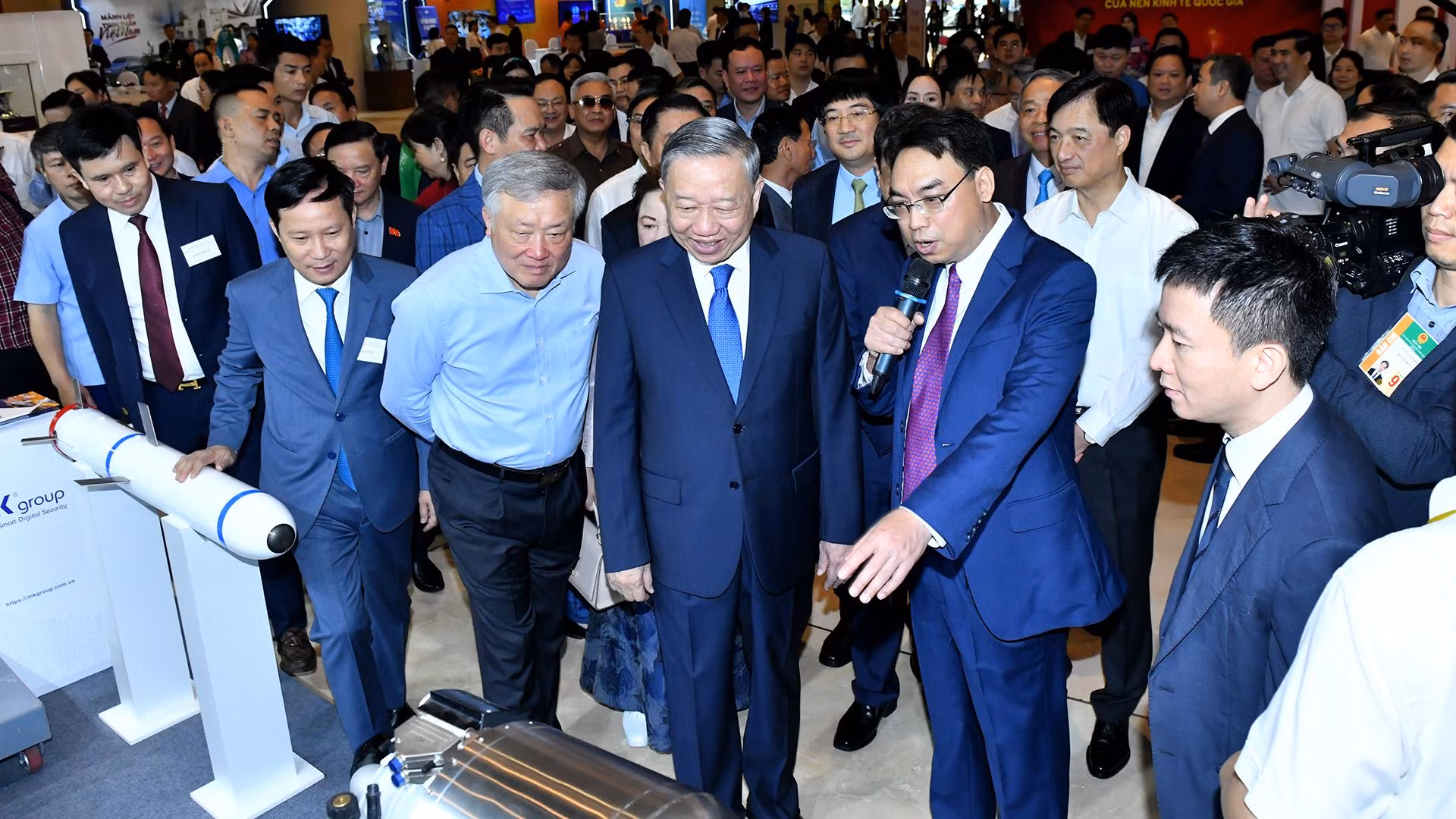 Tổng Bí thư Tô Lâm và các đồng chí lãnh đạo Đảng, Nhà nước tham quan triển lãm "Những thành tựu trong phát triển kinh tế tư nhân và các gian hàng trưng bày sản phẩm của các doanh nghiệp tư nhân".