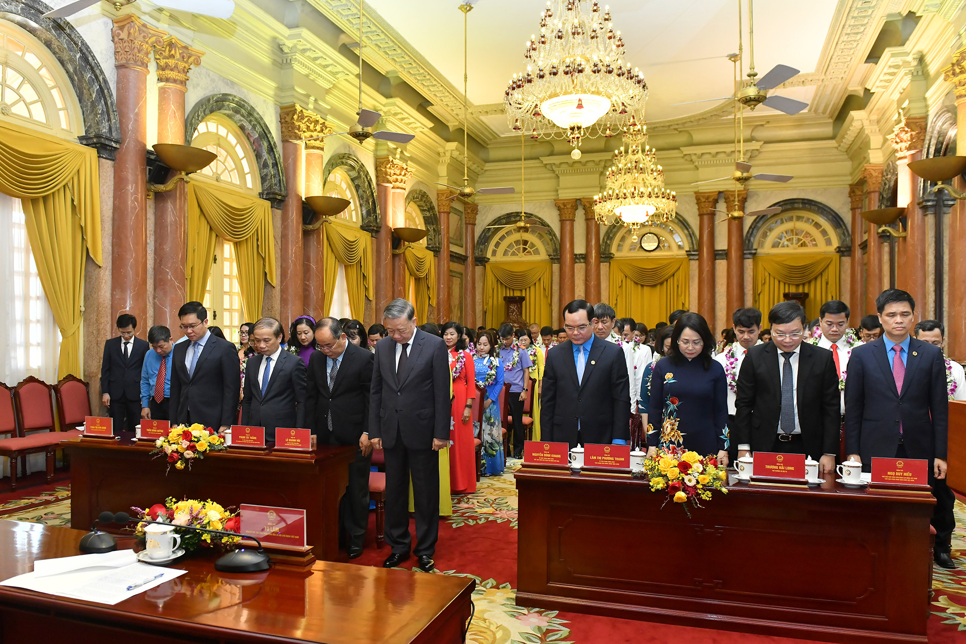 Tổng Bí thư, Chủ tịch nước Tô Lâm cùng các đại biểu dành một phút mặc niệm cố Tổng Bí thư Nguyễn Phú Trọng.