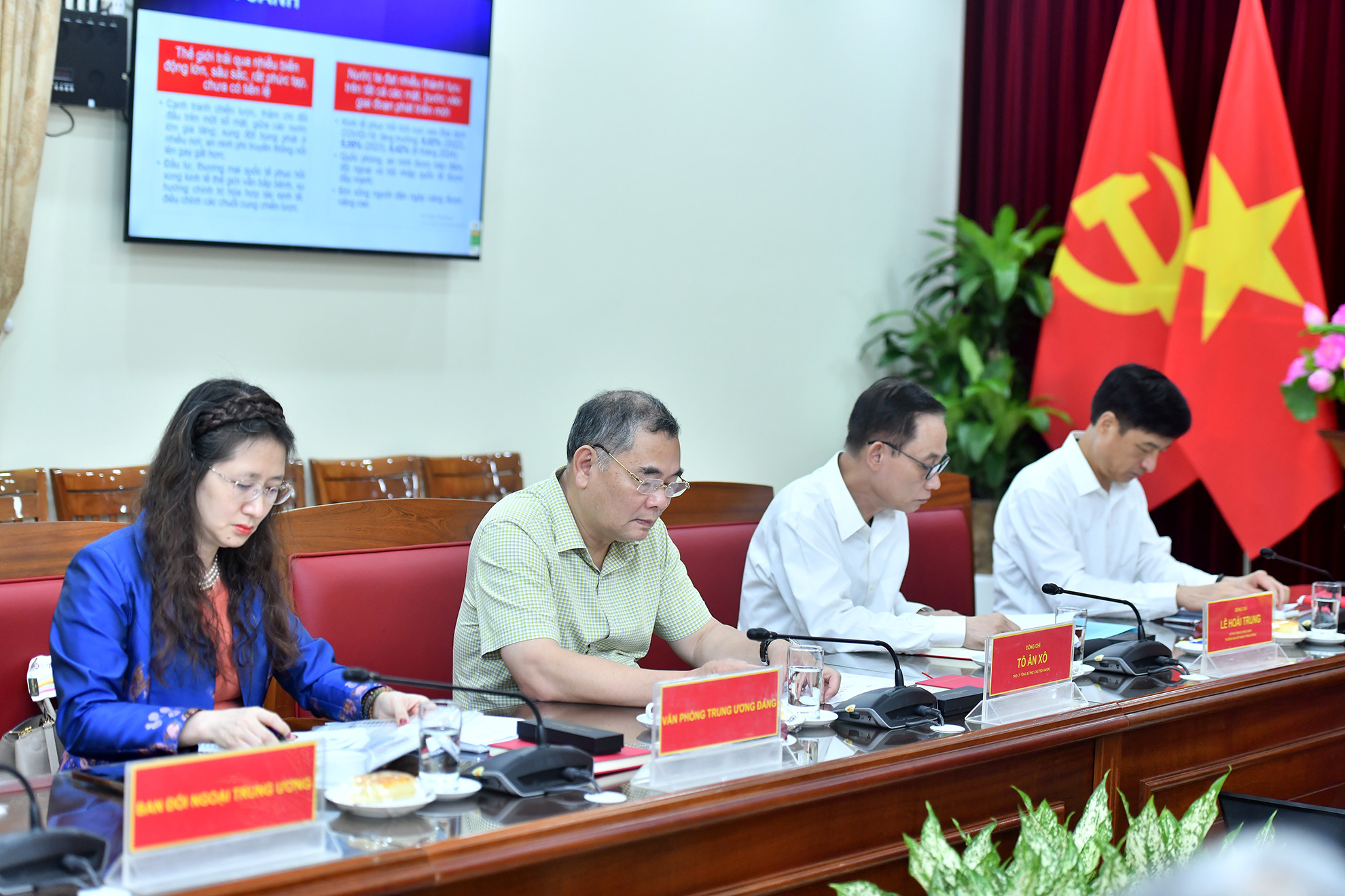 Các đại biểu dự buổi làm việc.