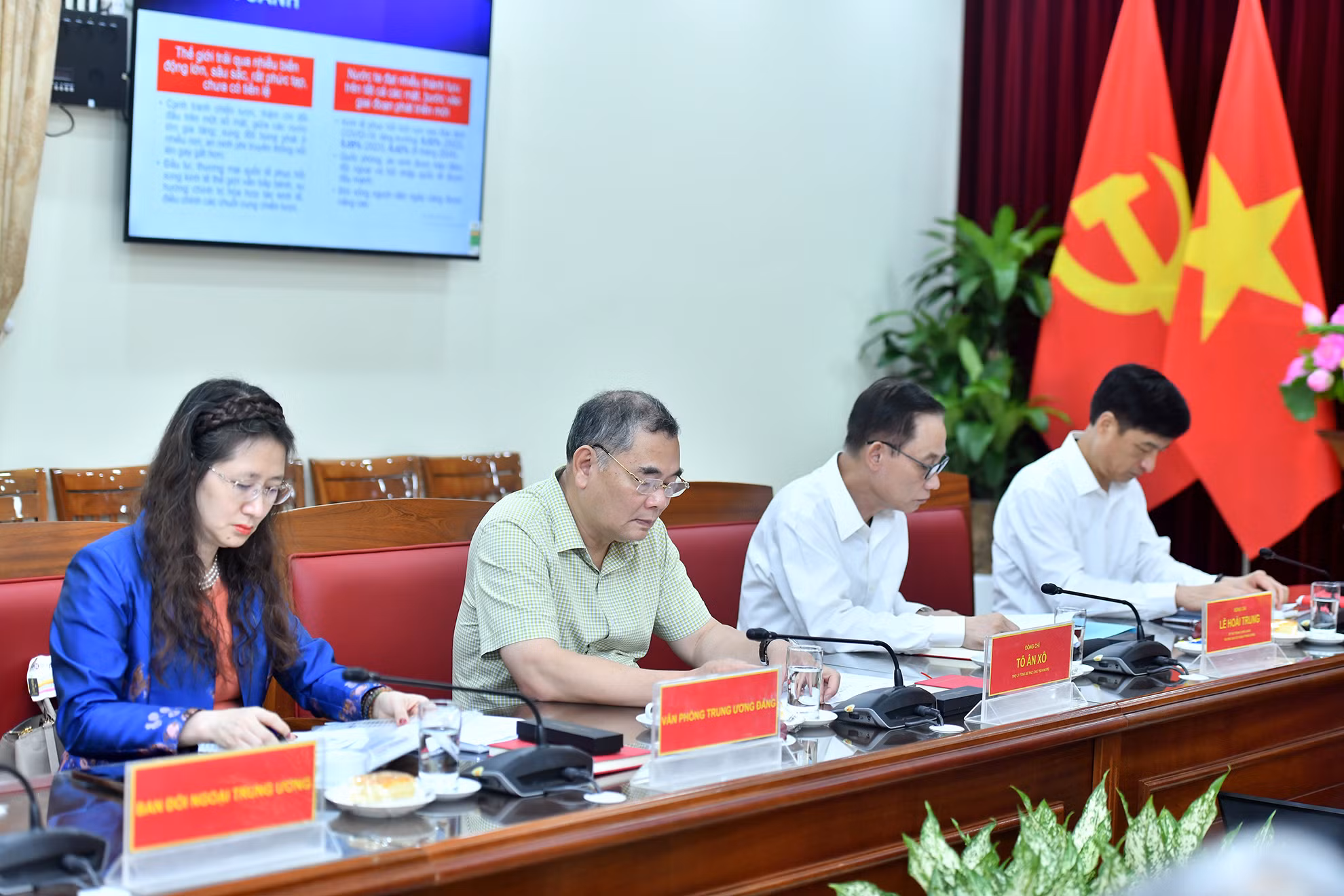 Các đại biểu dự buổi làm việc.