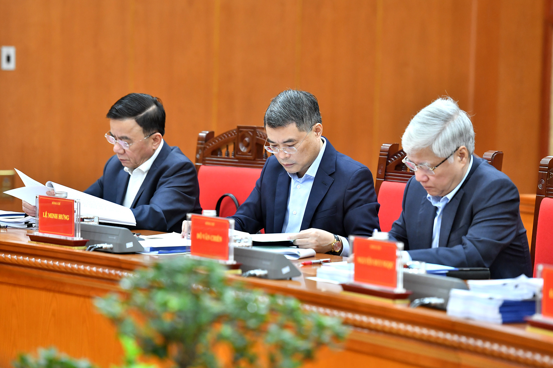 Các đồng chí thành viên Ban Chỉ đạo tham dự phiên họp.