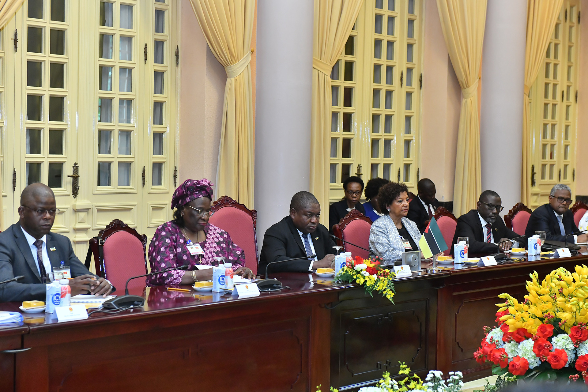 Tổng thống Cộng hòa Mozambique Filipe Jacinto Nyusi và các thành viên tháp tùng tại hội đàm. Tổng thống Cộng hòa Mozambique Filipe Jacinto Nyusi và các thành viên tháp tùng tại hội đàm.