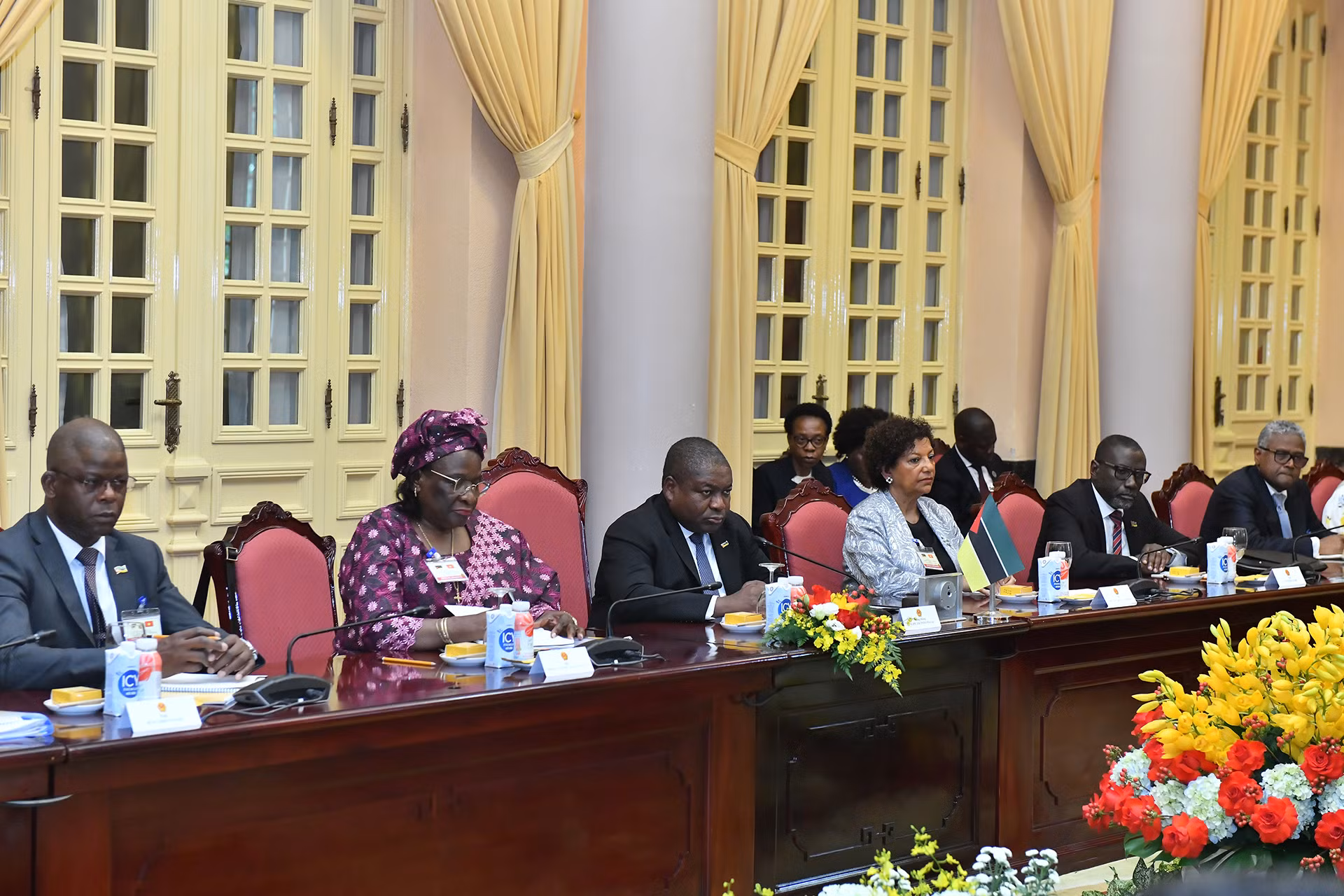 Tổng thống Cộng hòa Mozambique Filipe Jacinto Nyusi và các thành viên tháp tùng tại hội đàm.