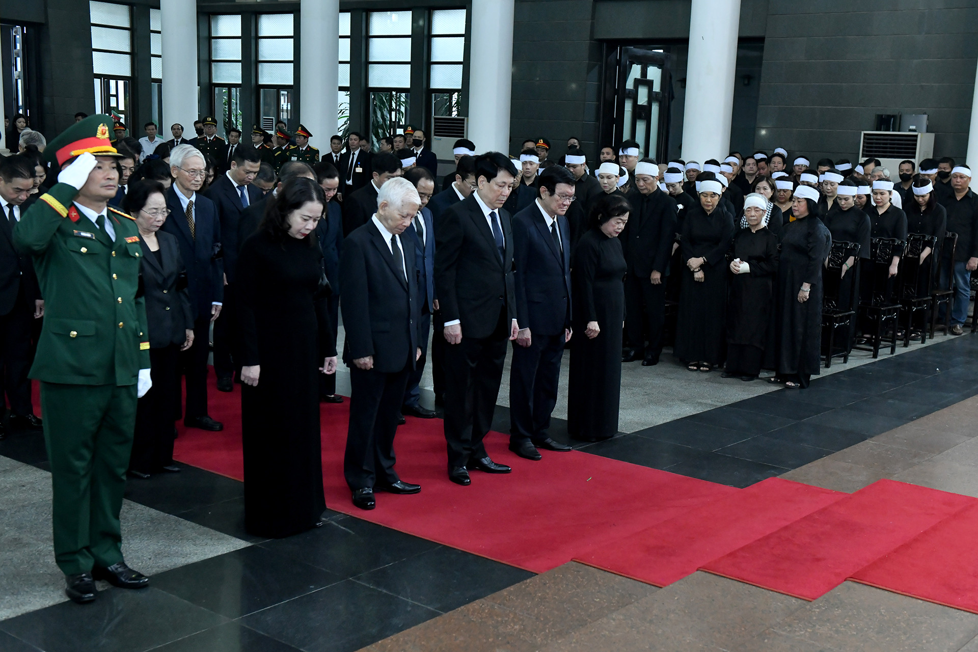 Đoàn Chủ tịch nước do đồng chí Lương Cường, Ủy viên Bộ Chính trị, Chủ tịch nước làm Trưởng đoàn viếng đồng chí Trần Đức Lương.