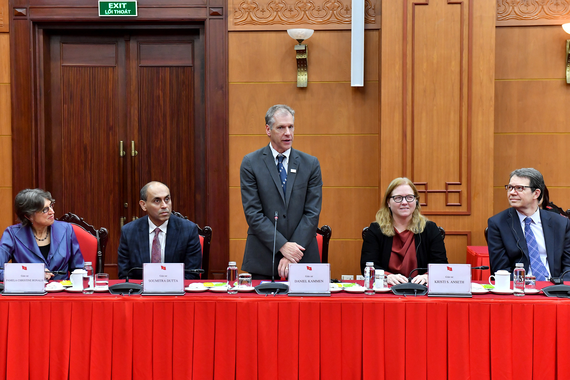 Đại diện các chuyên gia, nhà khoa học phát biểu tại buổi tiếp.