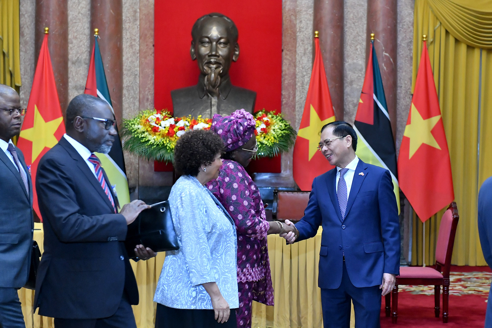 Phó Thủ tướng, Bộ trưởng Ngoại giao Bùi Thanh Sơn và các đại biểu Cộng hòa Mozambique sau Lễ ký kết.