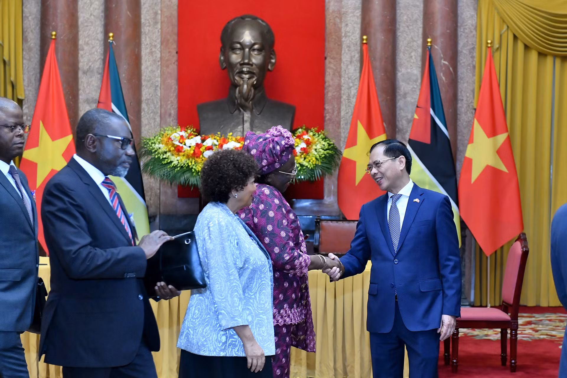 Phó Thủ tướng, Bộ trưởng Ngoại giao Bùi Thanh Sơn và các đại biểu Cộng hòa Mozambique sau Lễ ký kết.