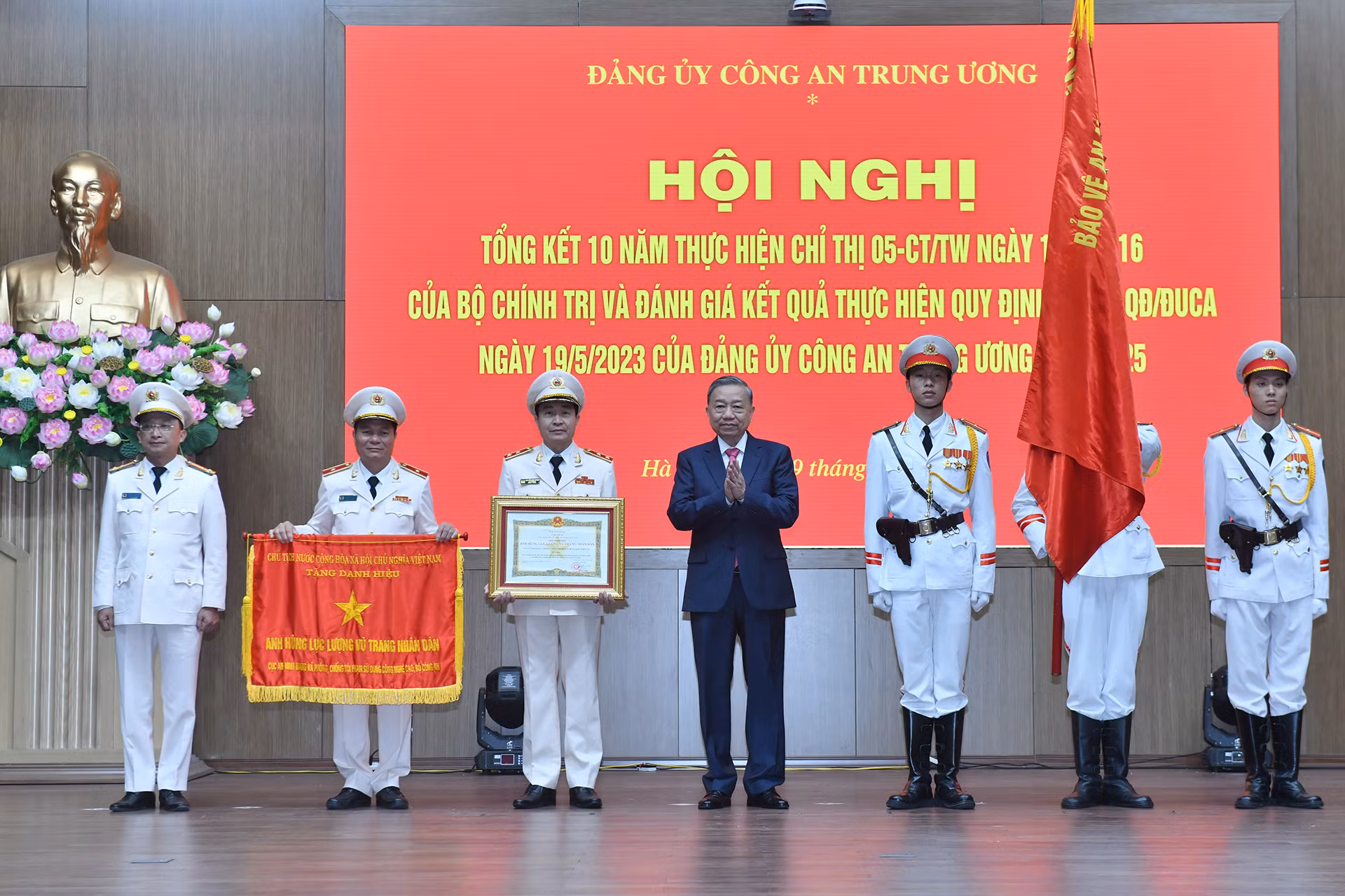 Tổng Bí thư Tô Lâm thay mặt lãnh đạo Đảng, Nhà nước trao tặng danh hiệu Anh hùng Lực lượng vũ trang nhân dân cho Cục An ninh mạng và Phòng, chống tội phạm sử dụng công nghệ cao (Bộ Công an).