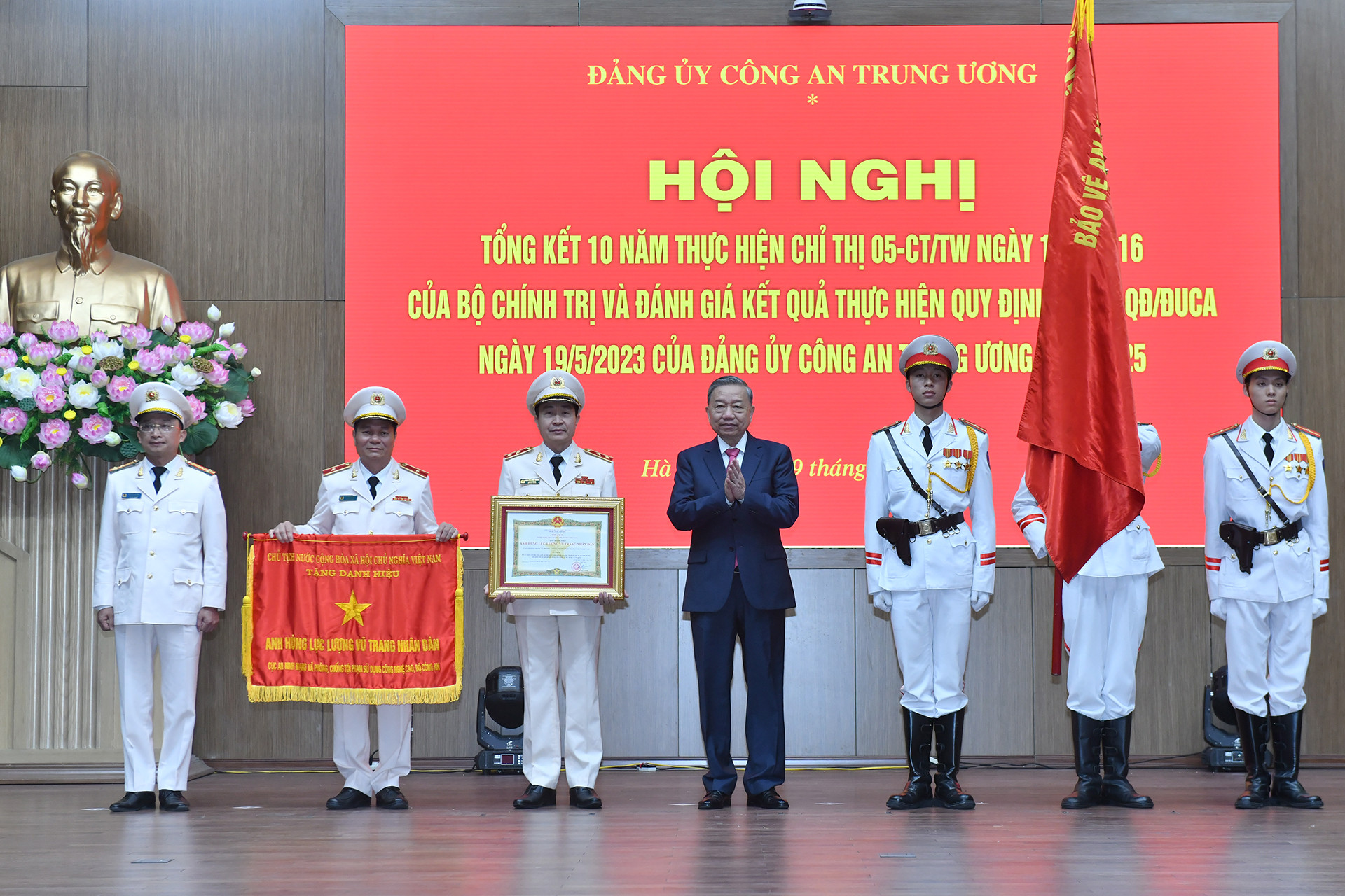 Tổng Bí thư Tô Lâm thay mặt lãnh đạo Đảng, Nhà nước trao tặng danh hiệu Anh hùng Lực lượng vũ trang nhân dân cho Cục An ninh mạng và Phòng, chống tội phạm sử dụng công nghệ cao (Bộ Công an).