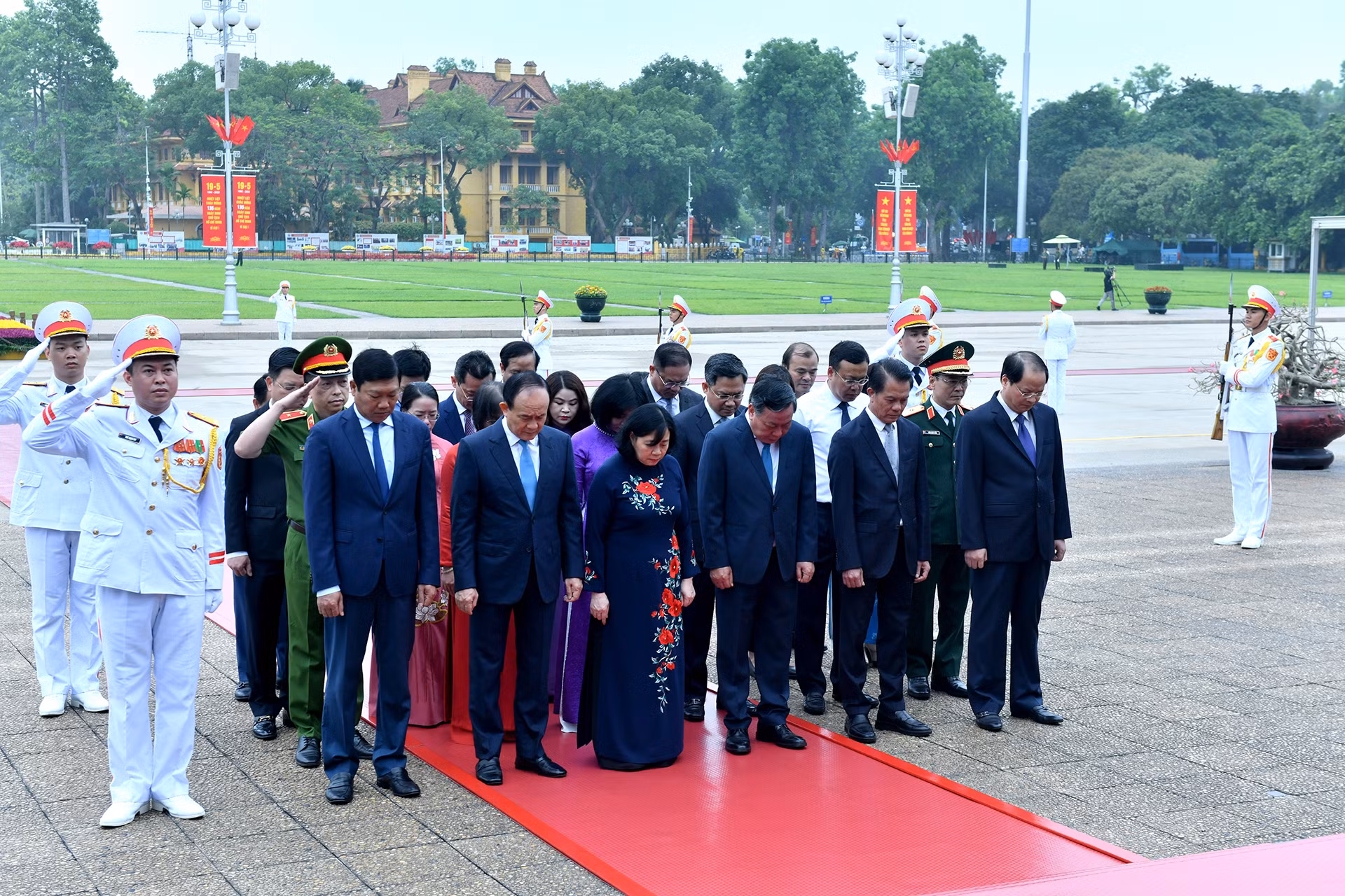 Đoàn đại biểu Thành ủy, Hội đồng nhân dân, Ủy ban nhân dân, Ủy ban Mặt trận Tổ quốc thành phố Hà Nội vào Lăng viếng Chủ tịch Hồ Chí Minh.