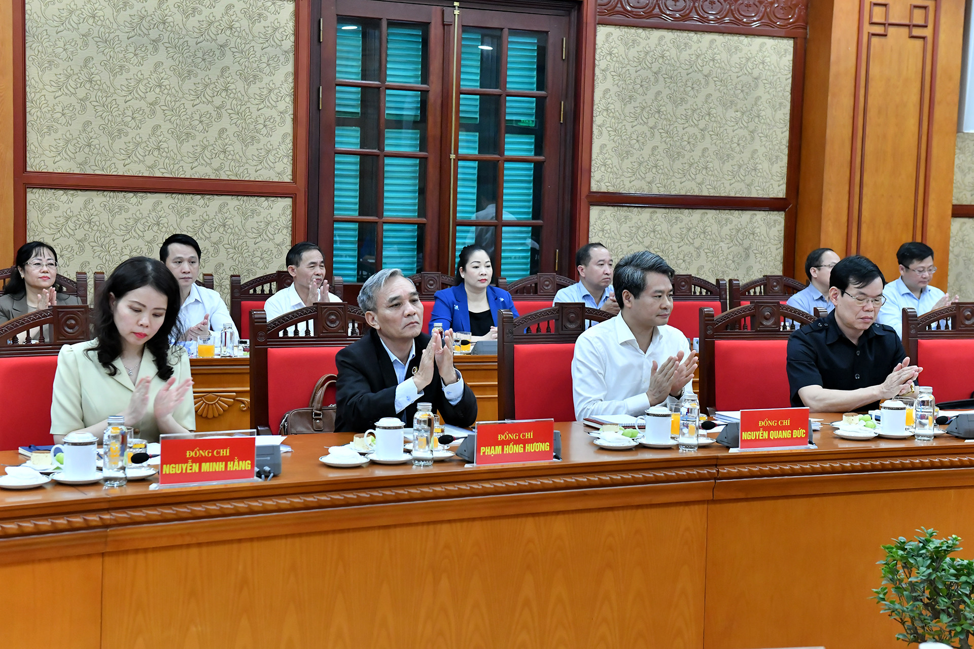 Các đại biểu tham dự cuộc làm việc.